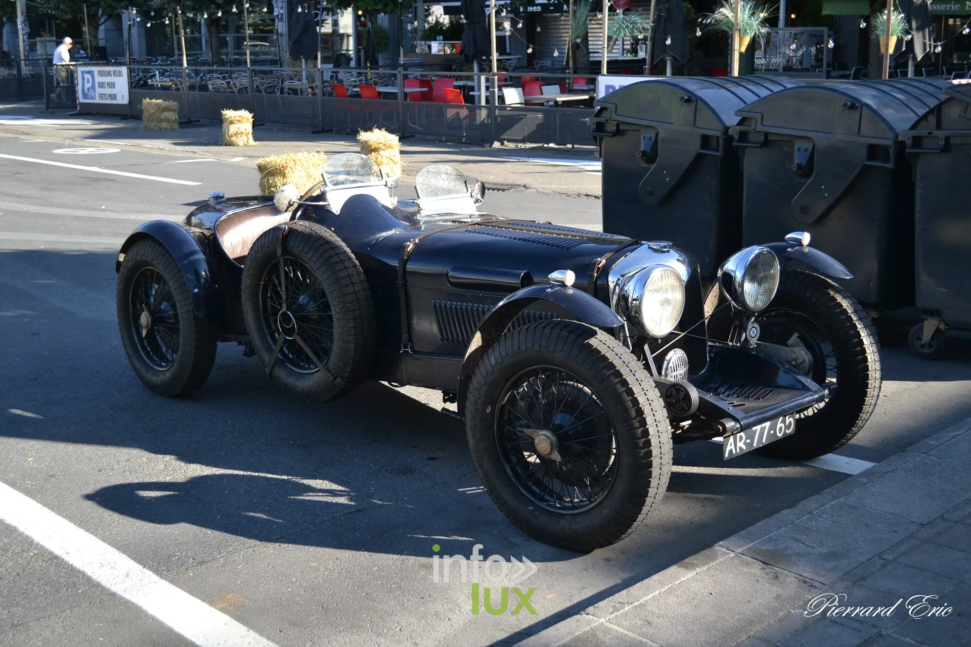 Voiture ancienne avant le depart du Circuit des Ardennes 2026 a Bastogne (16)