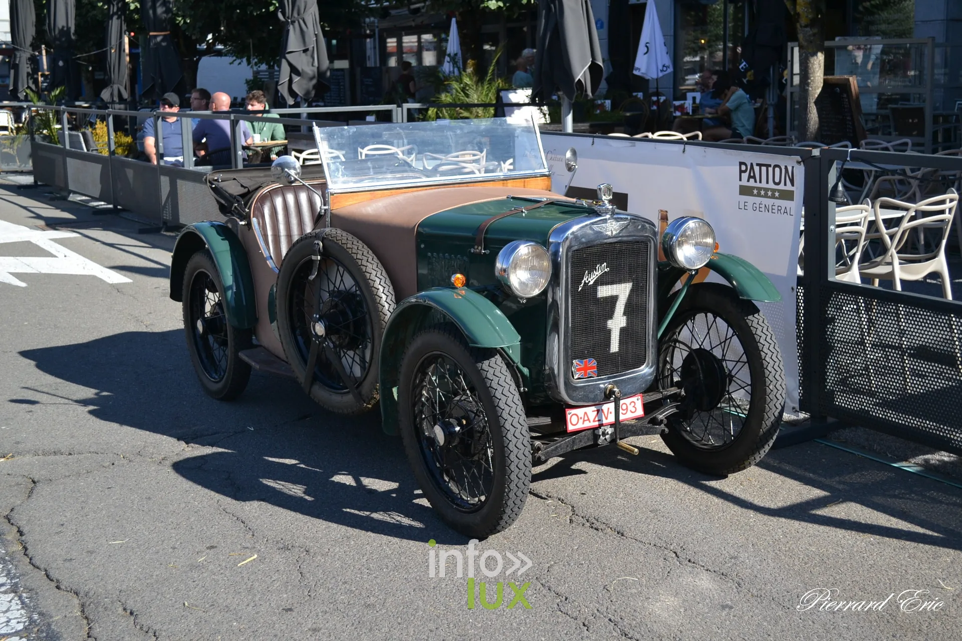 Voiture ancienne avant le depart du Circuit des Ardennes 2026 a Bastogne (19)