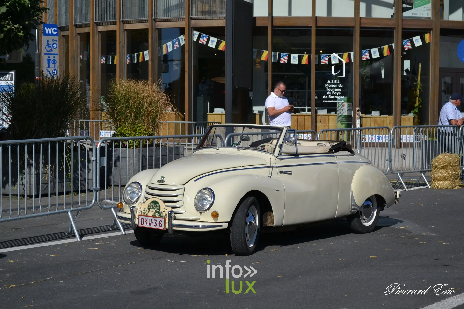 Voiture ancienne avant le depart du Circuit des Ardennes 2026 a Bastogne (20)