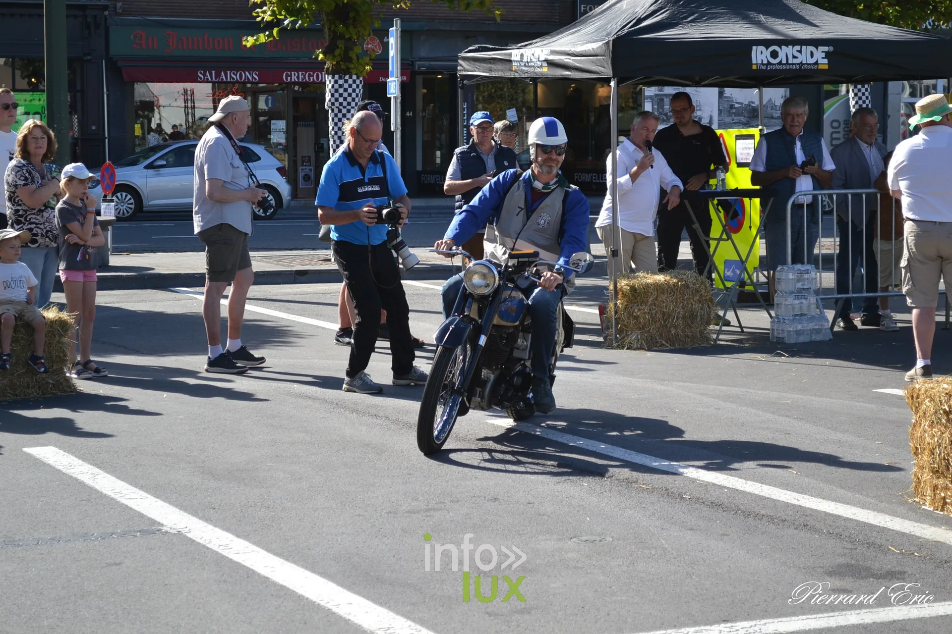 Moto ancienne au depart du Circuit des Ardennes 2026, place McAuliffe a Bastogne