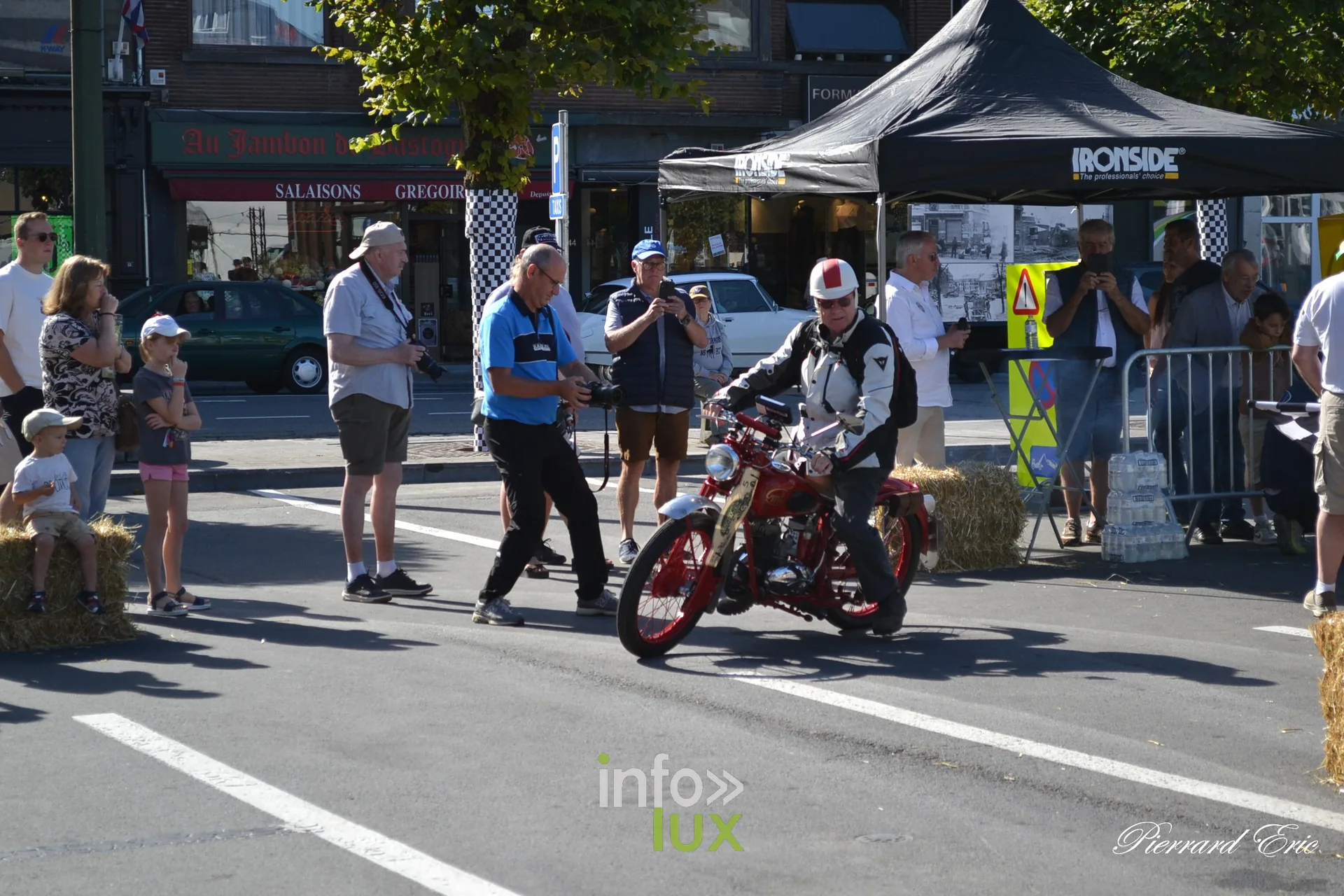 Moto ancienne s'elance de la place McAuliffe au Circuit des Ardennes 2026 (22)
