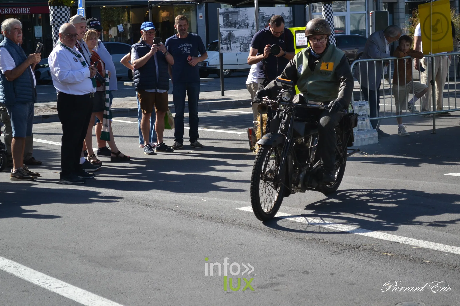 Moto ancienne s'elance de la place McAuliffe au Circuit des Ardennes 2026 (23)