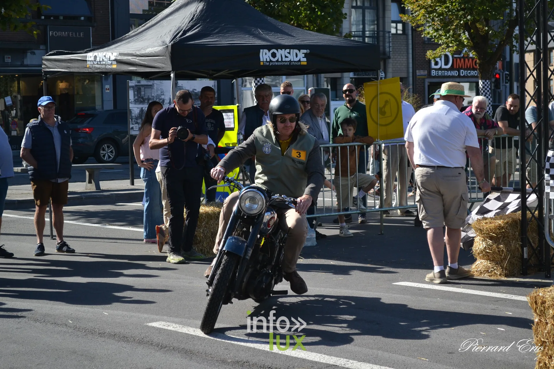 Moto ancienne s'elance de la place McAuliffe au Circuit des Ardennes 2026 (24)