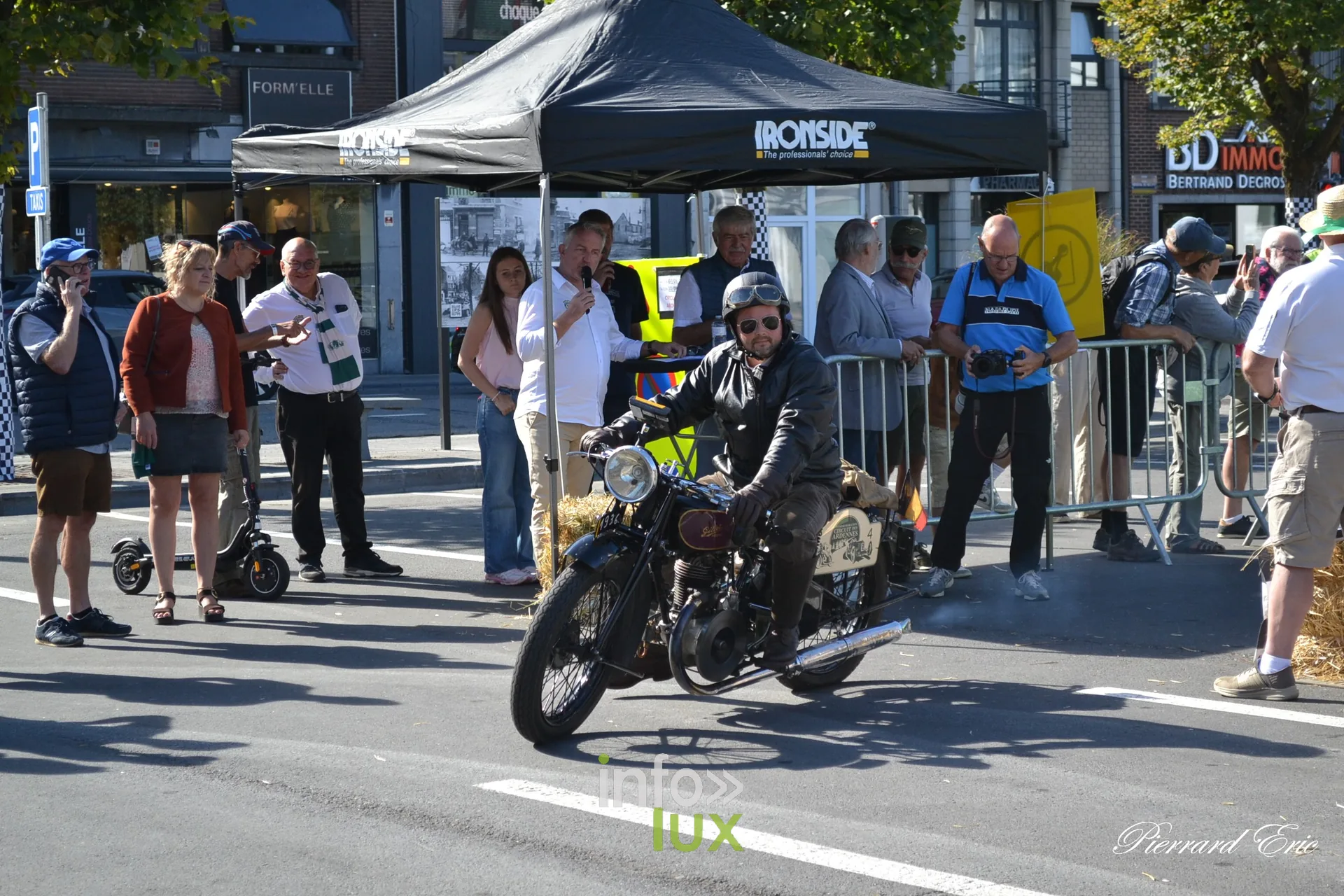 Moto ancienne s'elance de la place McAuliffe au Circuit des Ardennes 2026 (25)