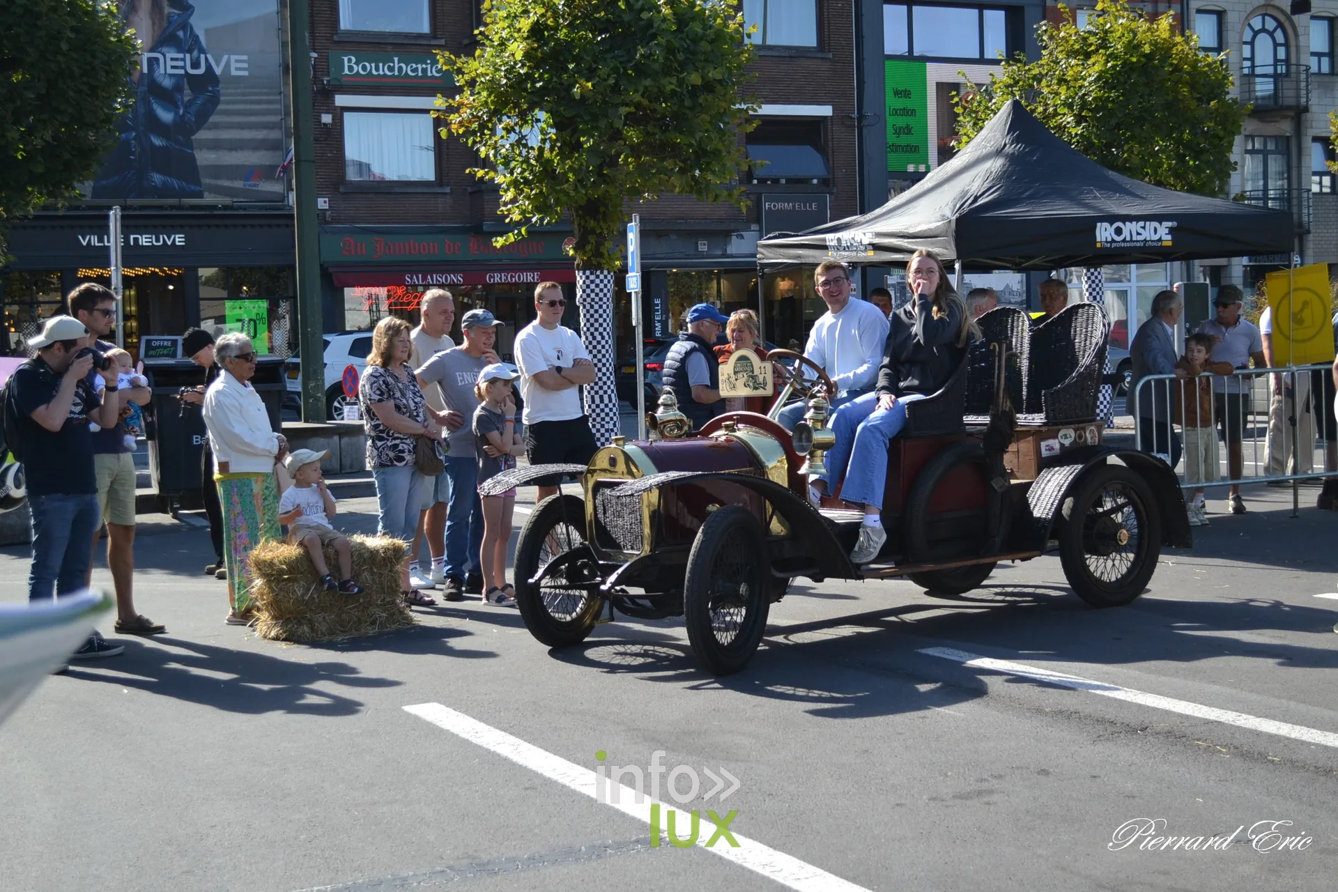 Voiture ancienne au depart du Circuit des Ardennes 2026, place McAuliffe a Bastogne (26)