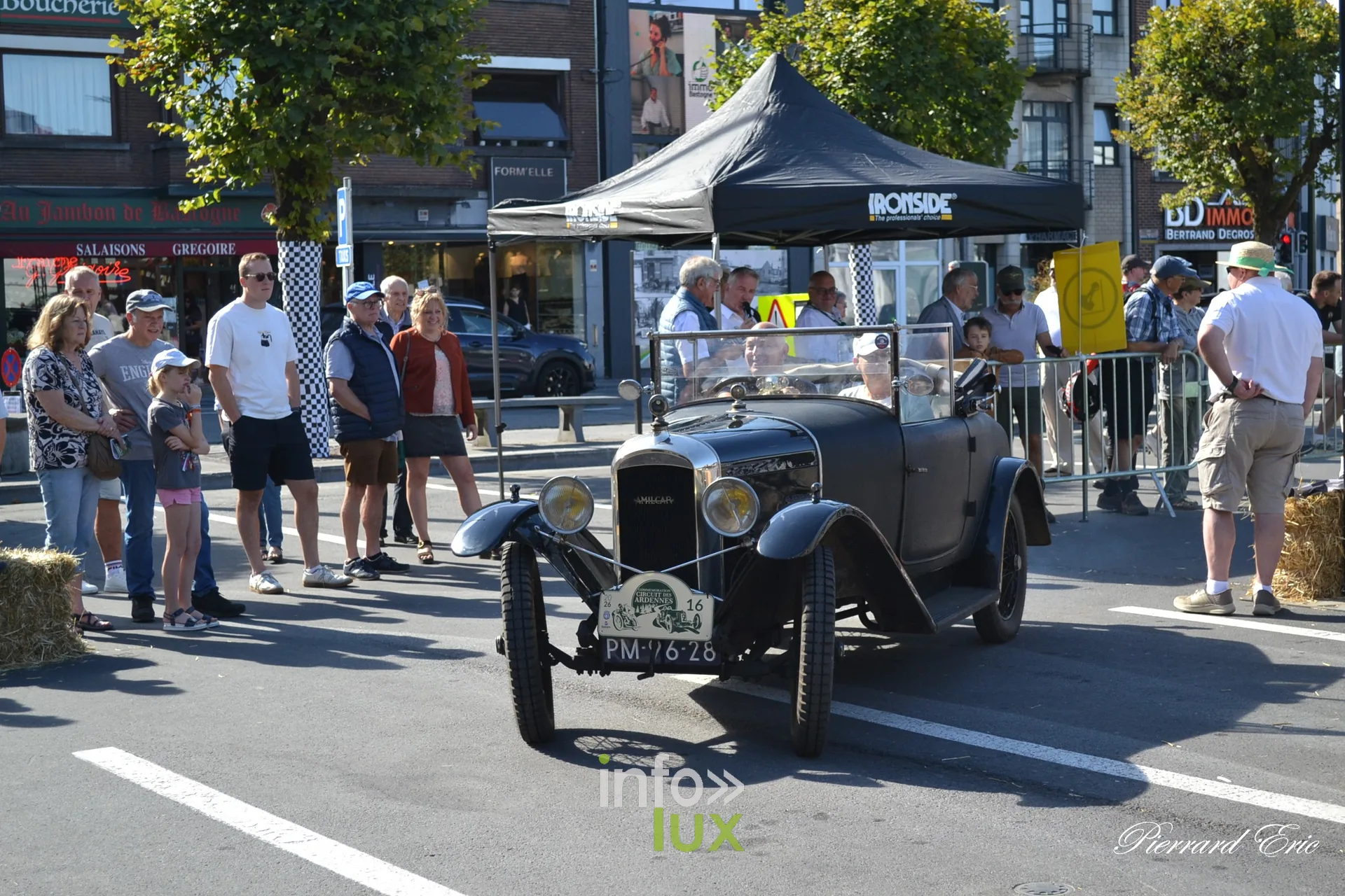 Voiture ancienne au depart du Circuit des Ardennes 2026, place McAuliffe a Bastogne (27)