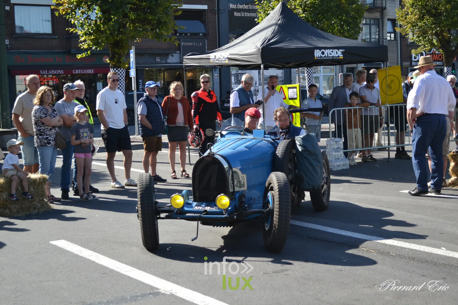Voiture ancienne au depart du Circuit des Ardennes 2026, place McAuliffe a Bastogne (28)