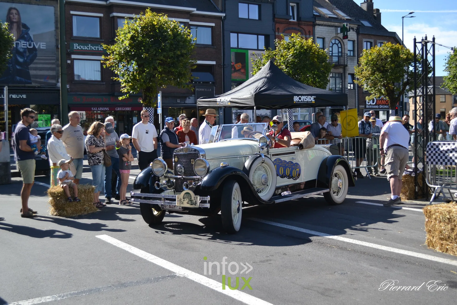 Voiture ancienne au depart du Circuit des Ardennes 2026, place McAuliffe a Bastogne (29)