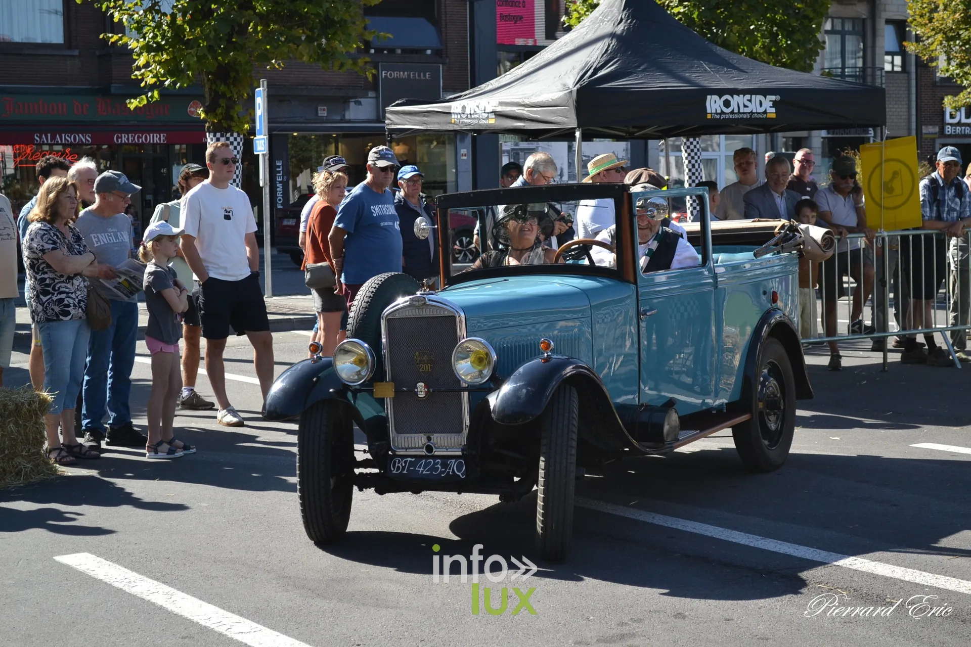 Voiture ancienne au depart du Circuit des Ardennes 2026, place McAuliffe a Bastogne (30)