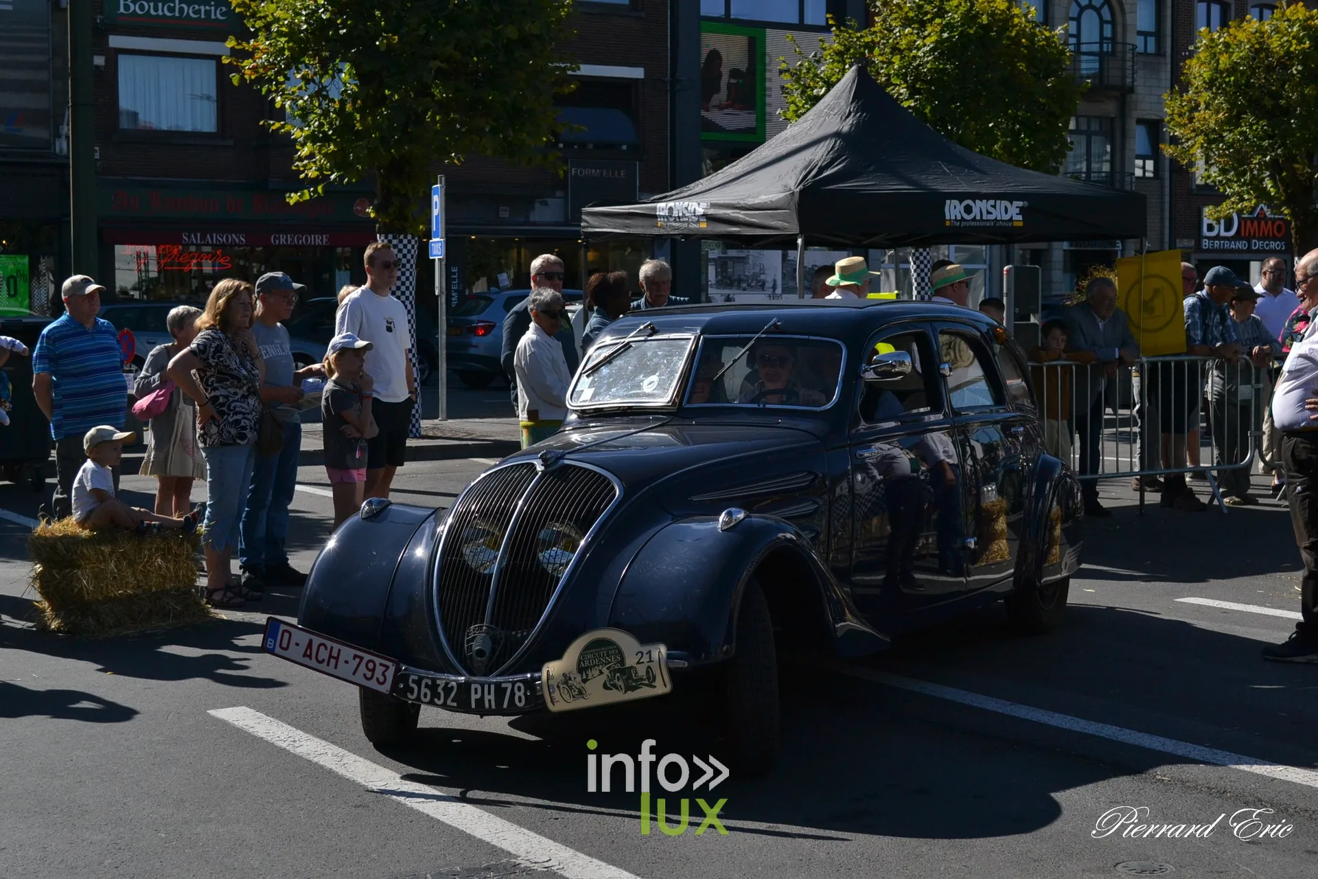 Voiture ancienne au depart du Circuit des Ardennes 2026, place McAuliffe a Bastogne (31)