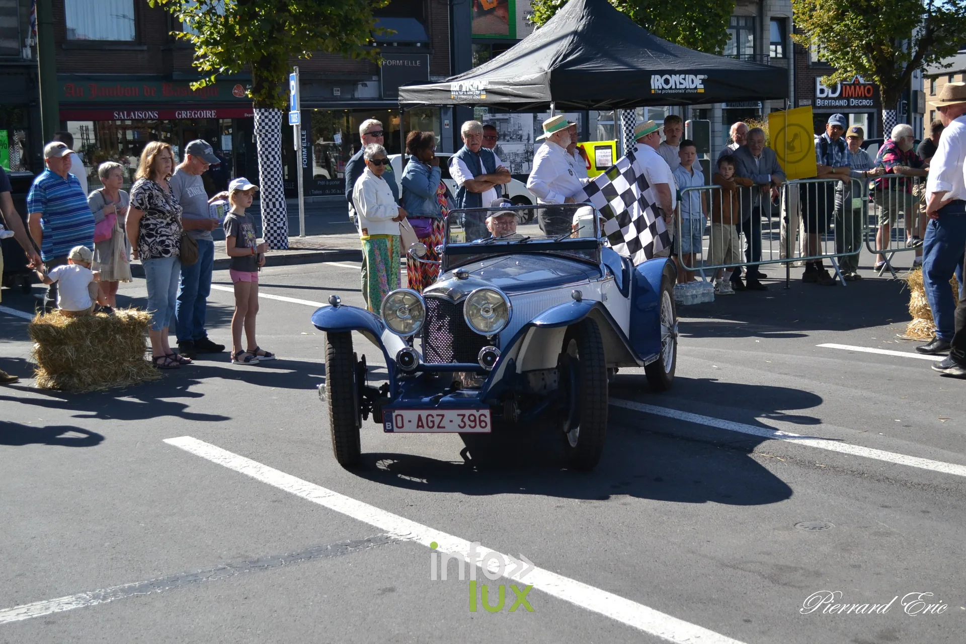 Voiture ancienne au depart du Circuit des Ardennes 2026, place McAuliffe a Bastogne (32)