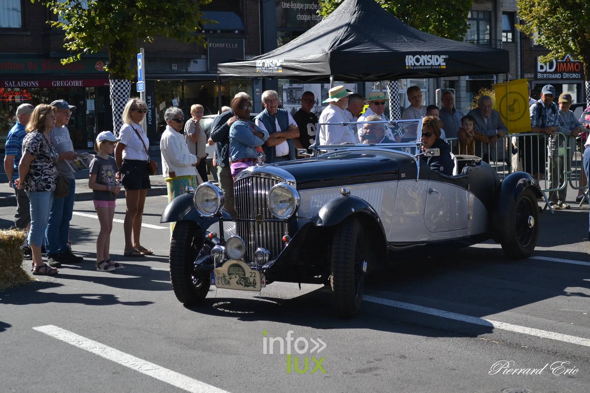 Voiture ancienne au depart du Circuit des Ardennes 2026, place McAuliffe a Bastogne (33)