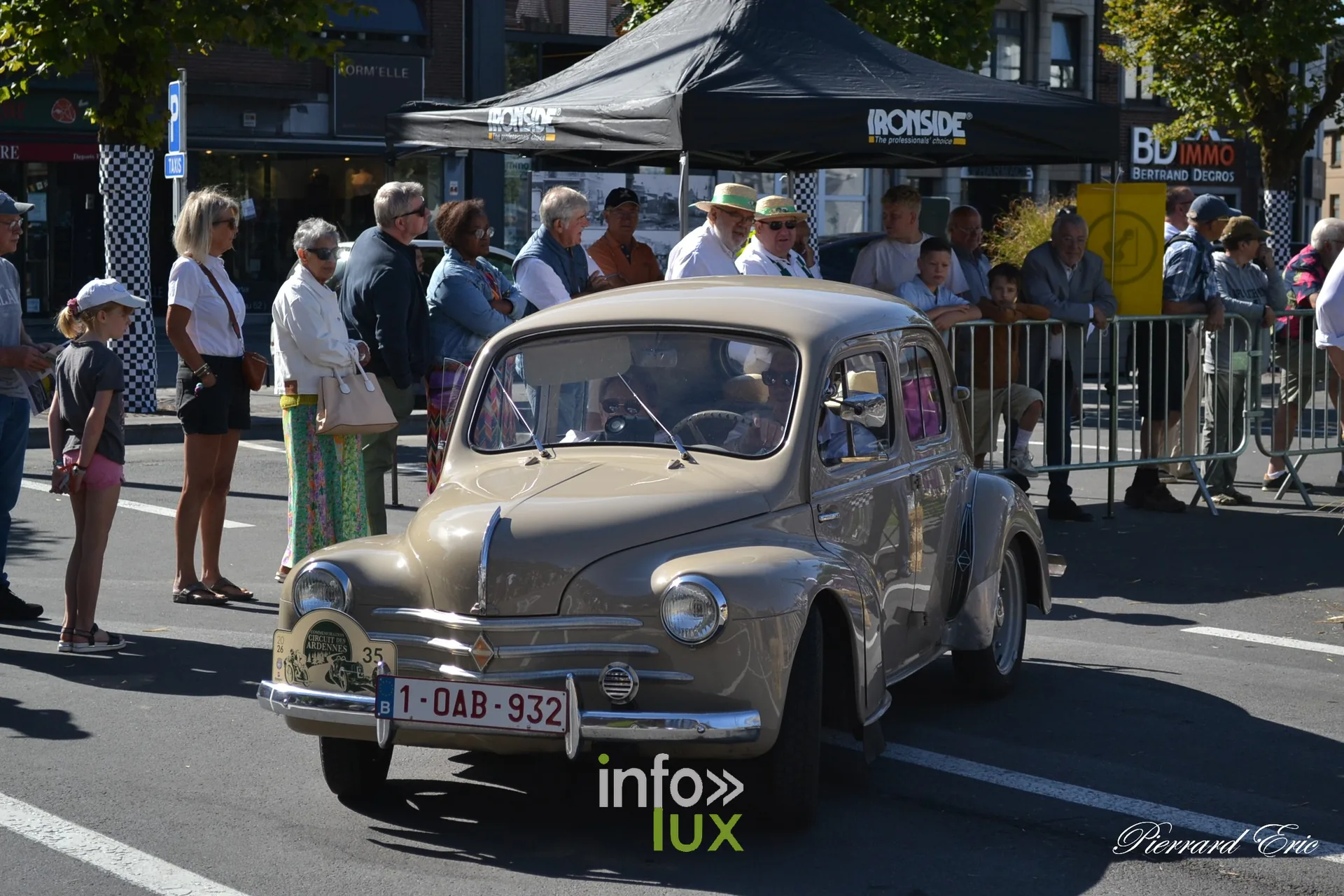 Voiture ancienne au depart du Circuit des Ardennes 2026, place McAuliffe a Bastogne (35)