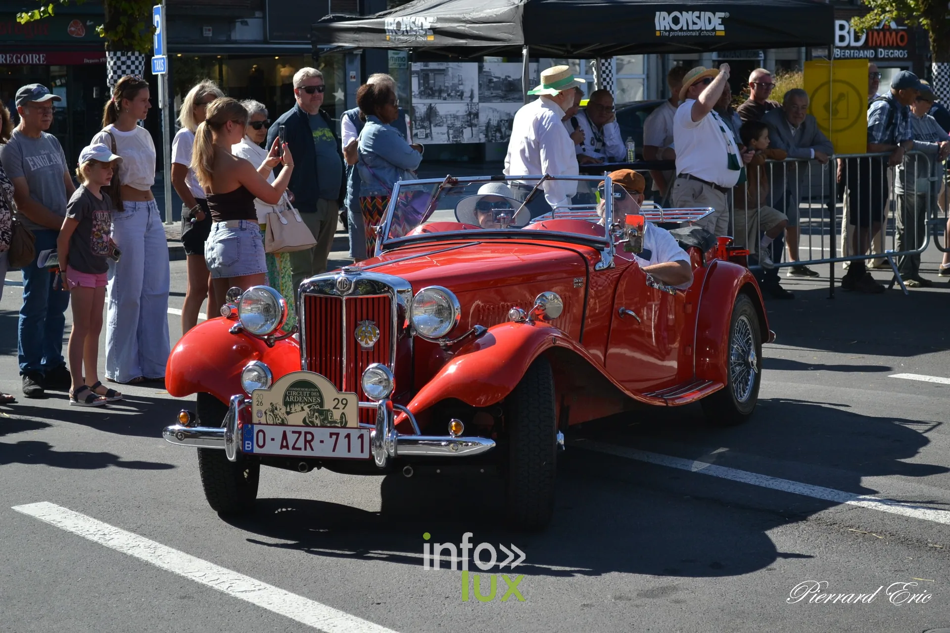 Voiture ancienne au depart du Circuit des Ardennes 2026, place McAuliffe a Bastogne (36)