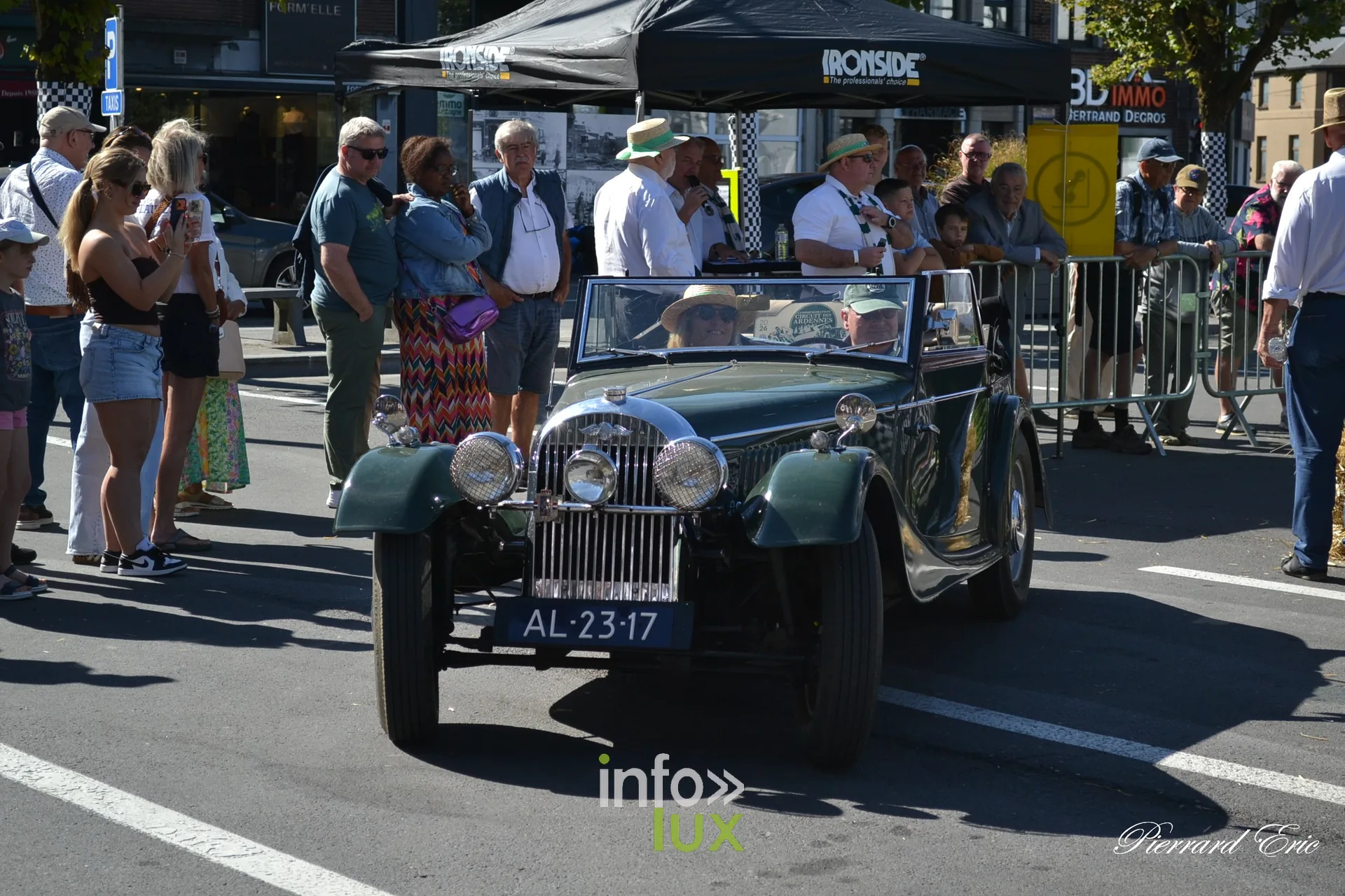Voiture ancienne au depart du Circuit des Ardennes 2026, place McAuliffe a Bastogne (37)