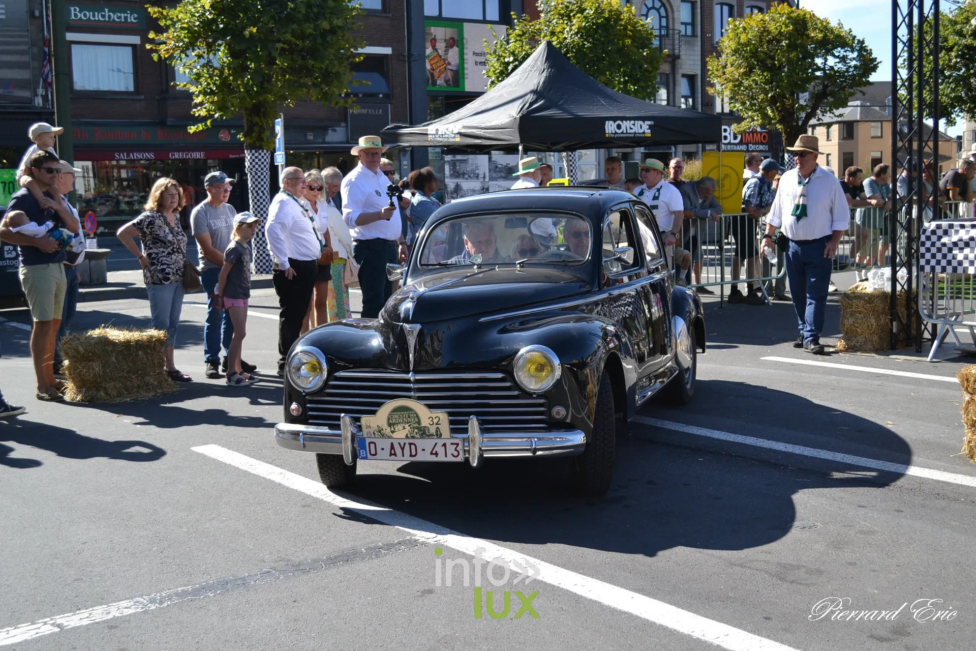 Voiture ancienne au depart du Circuit des Ardennes 2026, place McAuliffe a Bastogne (38)