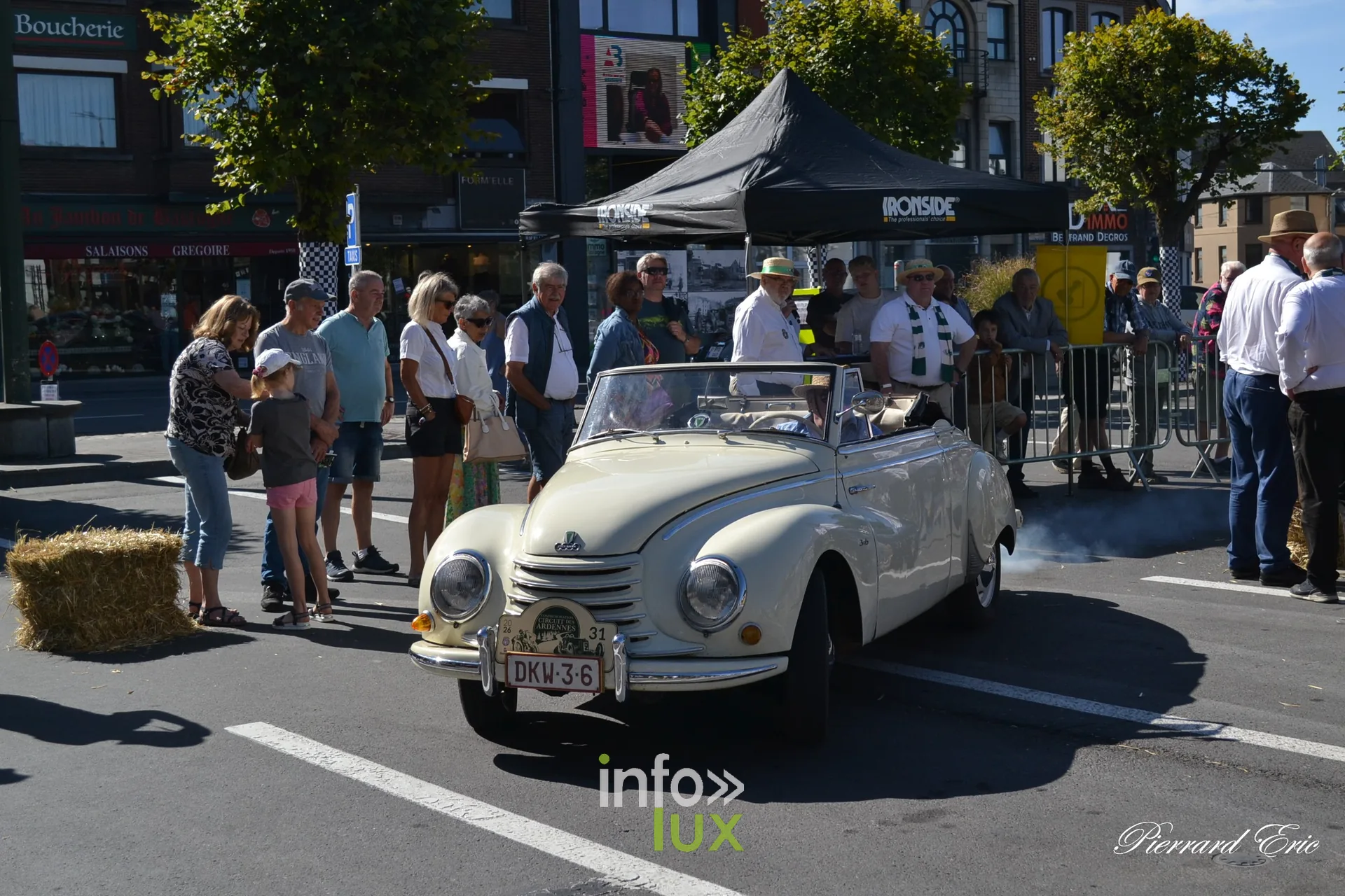 Voiture ancienne au depart du Circuit des Ardennes 2026, place McAuliffe a Bastogne (39)
