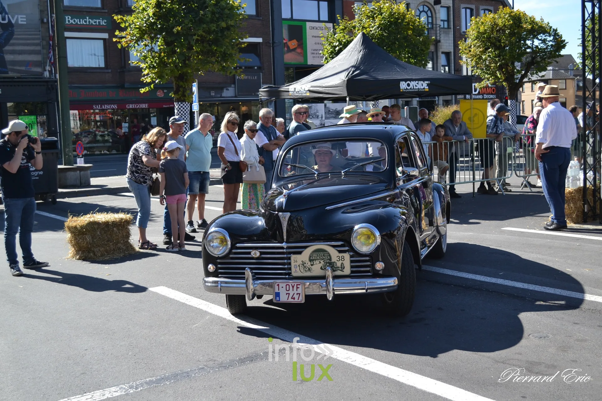 Voiture ancienne au depart du Circuit des Ardennes 2026, place McAuliffe a Bastogne (40)