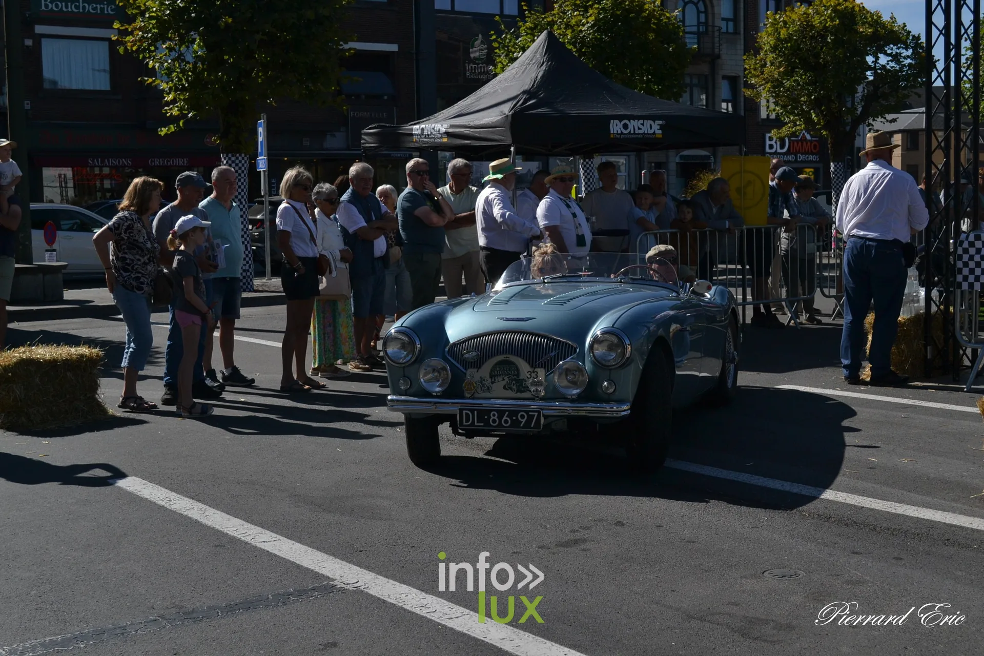 Voiture ancienne au depart du Circuit des Ardennes 2026, place McAuliffe a Bastogne (41)