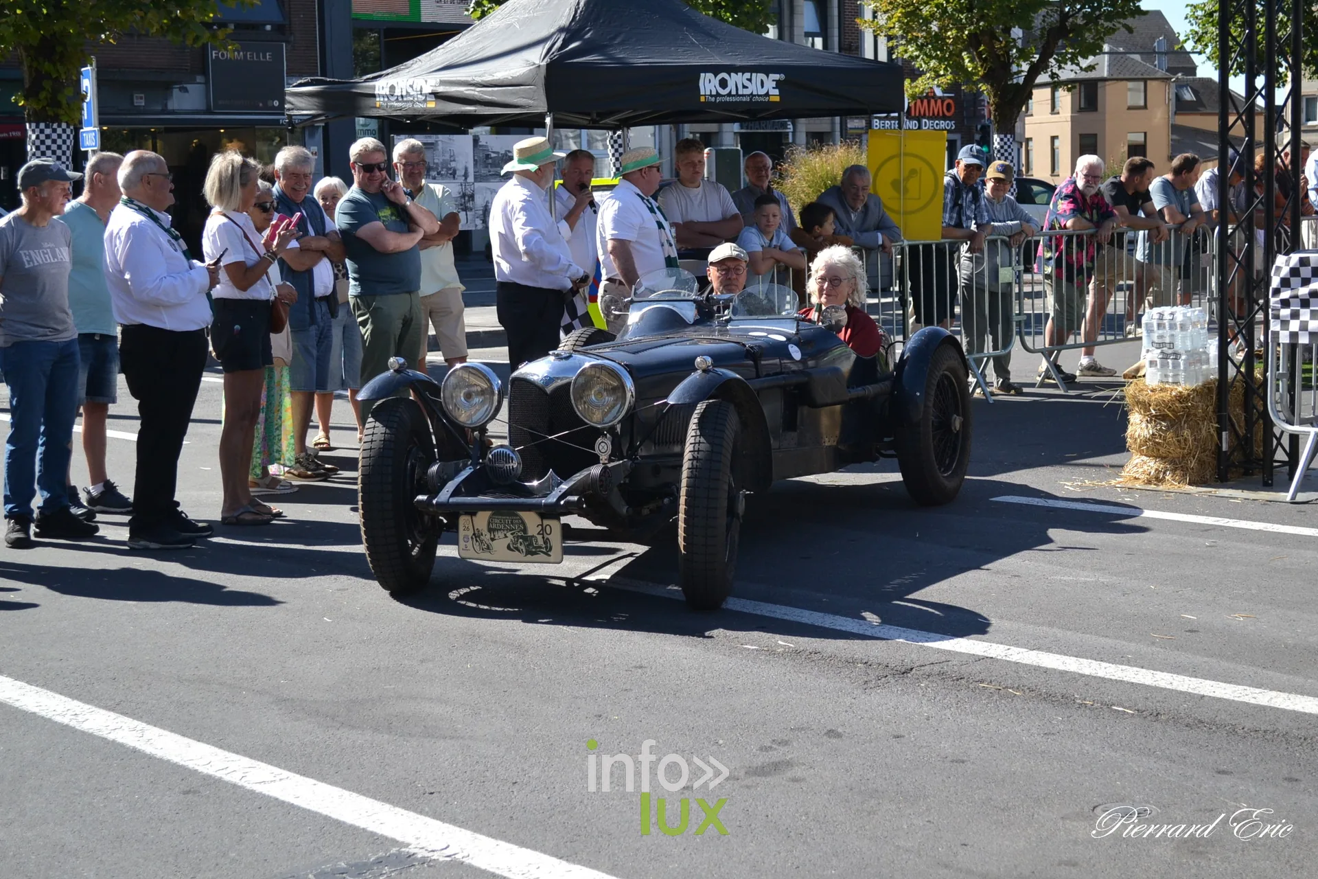 Voiture ancienne au depart du Circuit des Ardennes 2026, place McAuliffe a Bastogne (42)