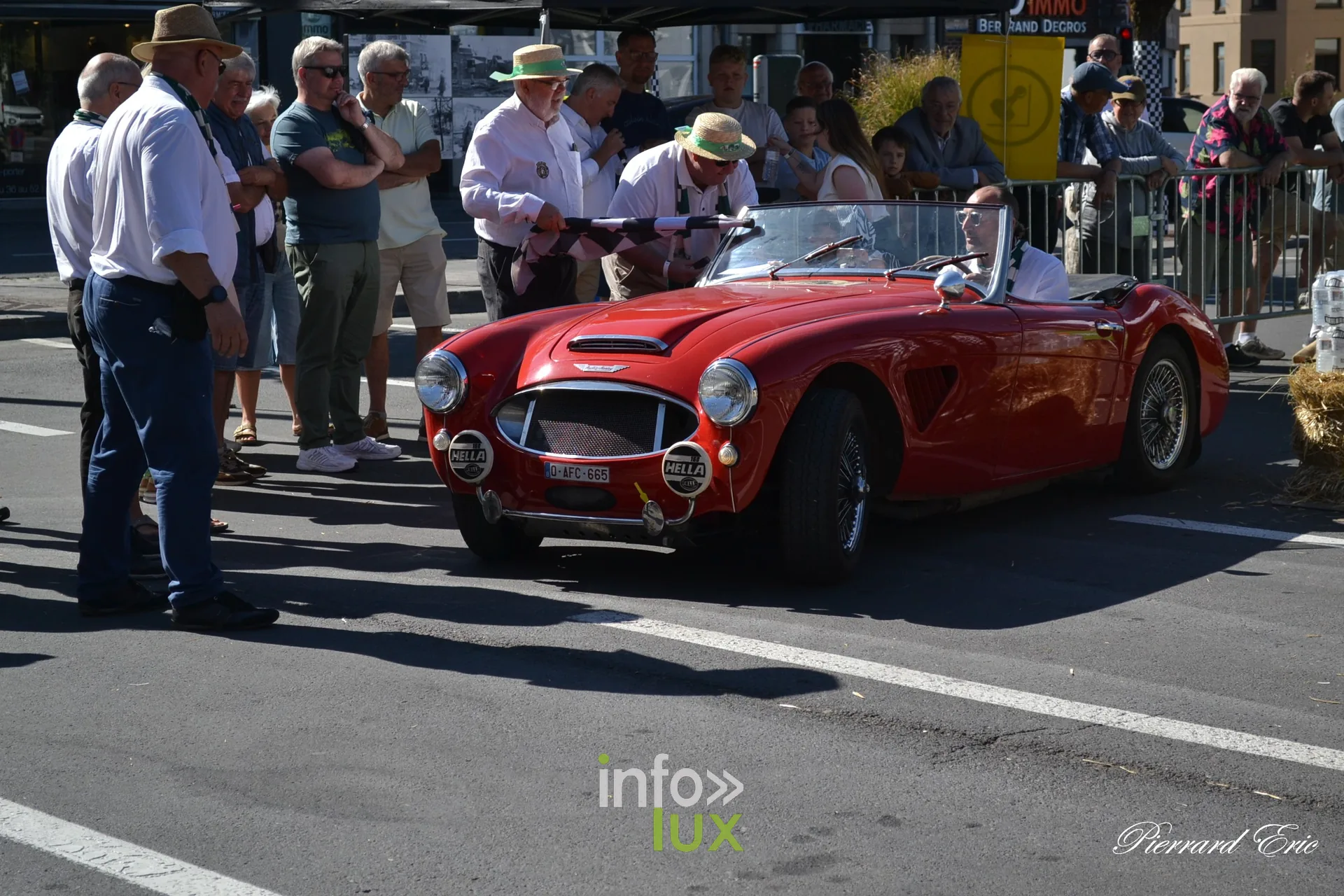 Voiture ancienne au depart du Circuit des Ardennes 2026, place McAuliffe a Bastogne (43)