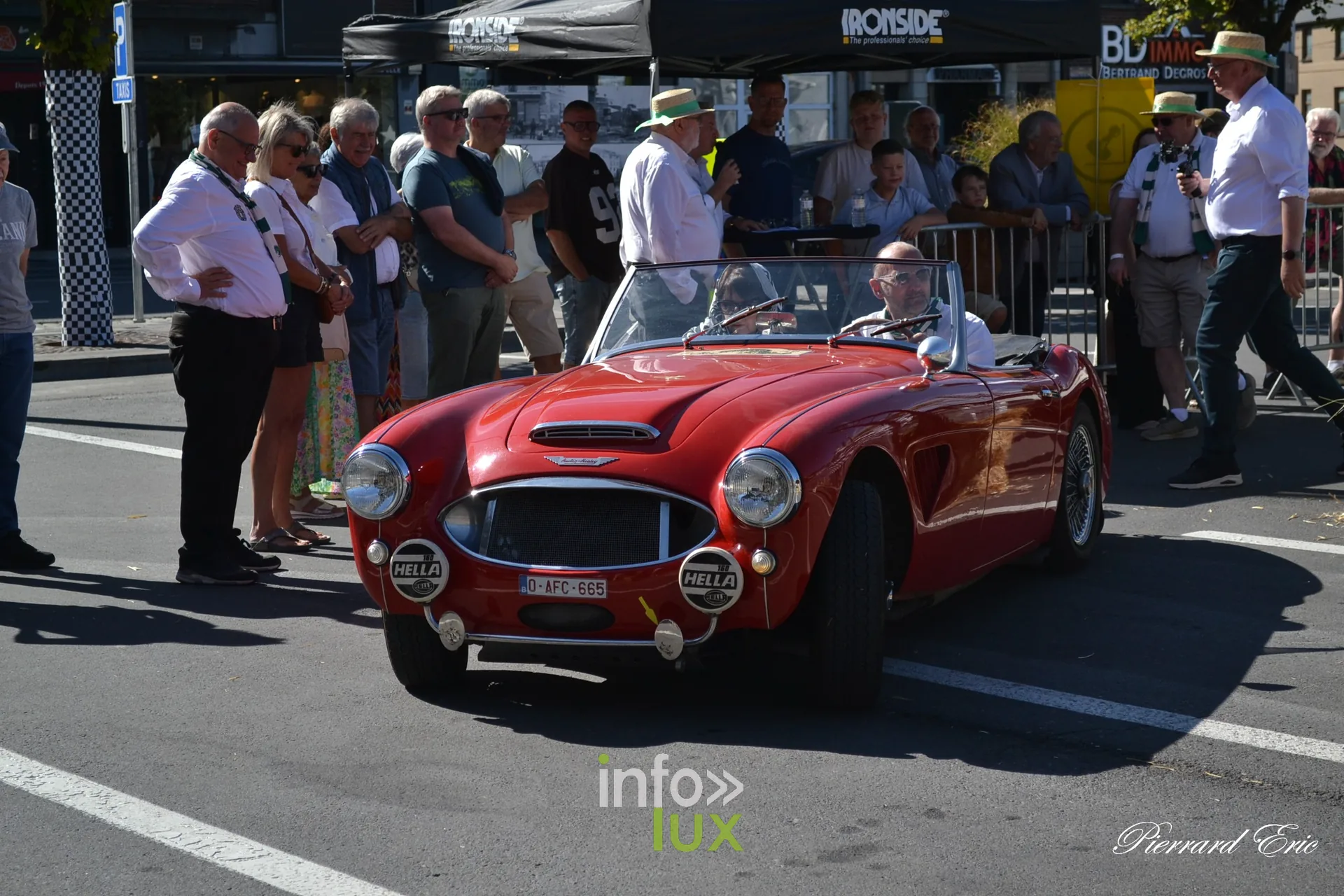Voiture ancienne au depart du Circuit des Ardennes 2026, place McAuliffe a Bastogne (45)