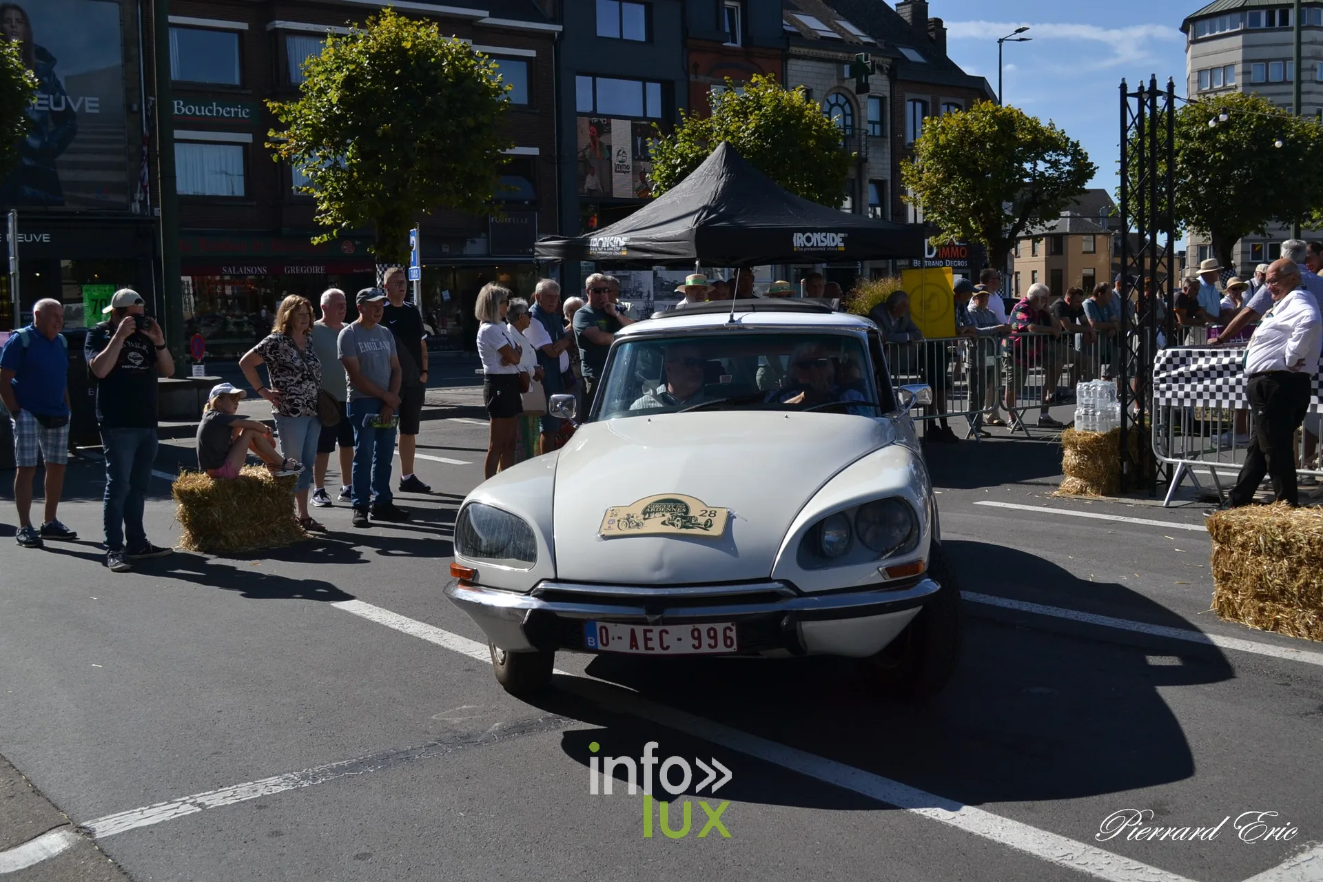 Voiture ancienne au depart du Circuit des Ardennes 2026, place McAuliffe a Bastogne (46)