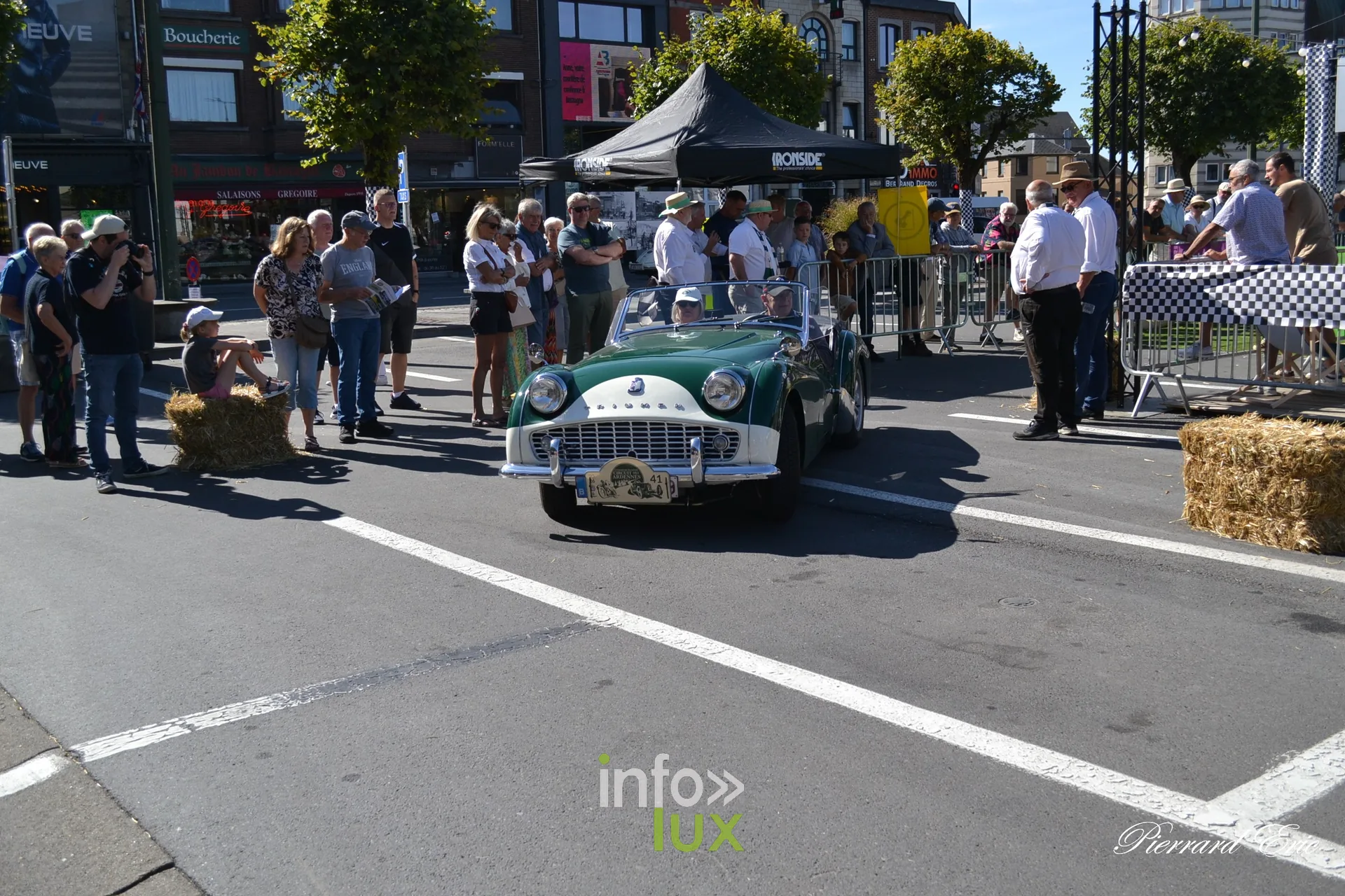 Voiture ancienne au depart du Circuit des Ardennes 2026, place McAuliffe a Bastogne (47)