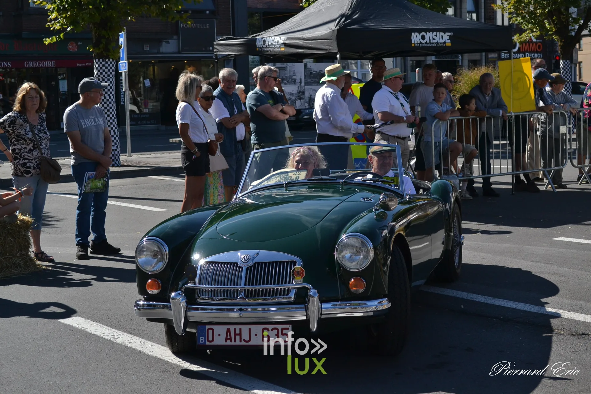 Voiture ancienne au depart du Circuit des Ardennes 2026, place McAuliffe a Bastogne (48)