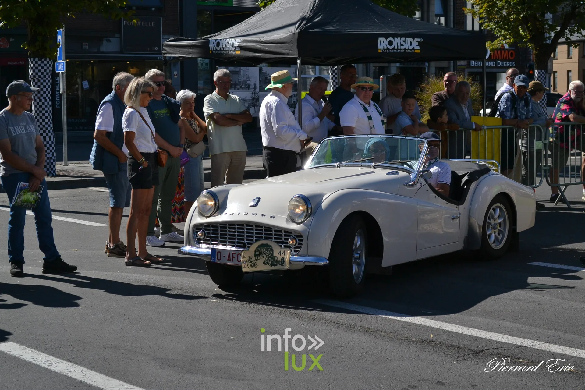 Voiture ancienne au depart du Circuit des Ardennes 2026, place McAuliffe a Bastogne (49)