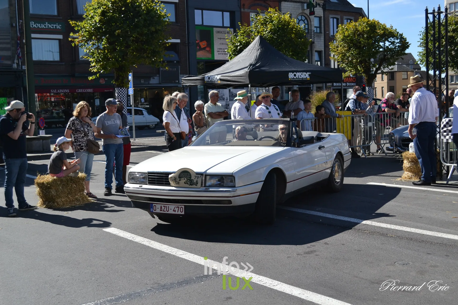 Voiture ancienne au depart du Circuit des Ardennes 2026, place McAuliffe a Bastogne (50)