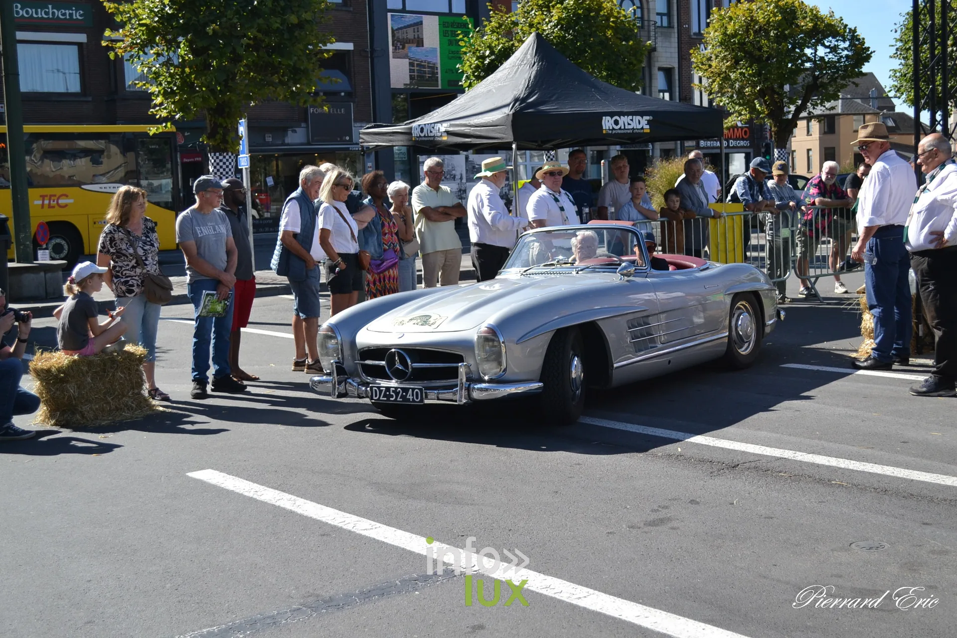 Voiture ancienne au depart du Circuit des Ardennes 2026, place McAuliffe a Bastogne (51)