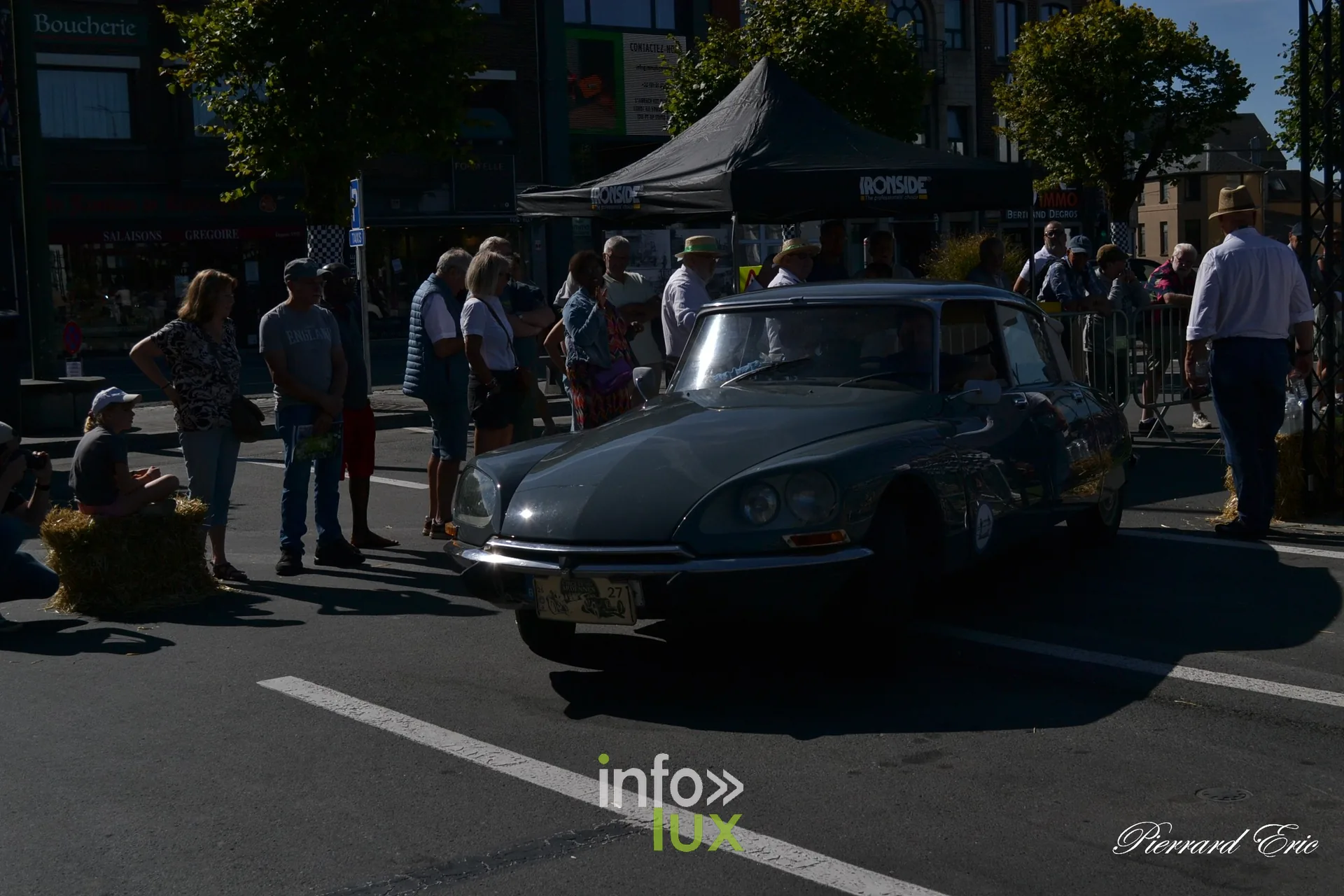 Voiture ancienne au depart du Circuit des Ardennes 2026, place McAuliffe a Bastogne (52)