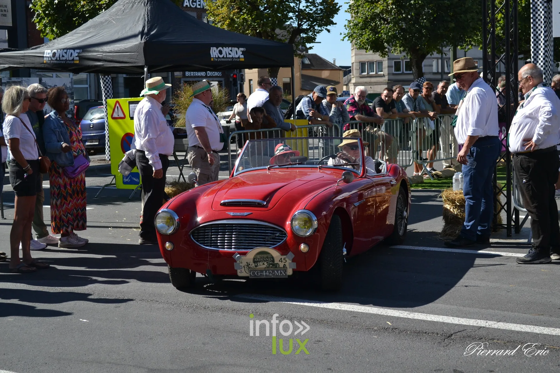 Voiture ancienne au depart du Circuit des Ardennes 2026, place McAuliffe a Bastogne (53)