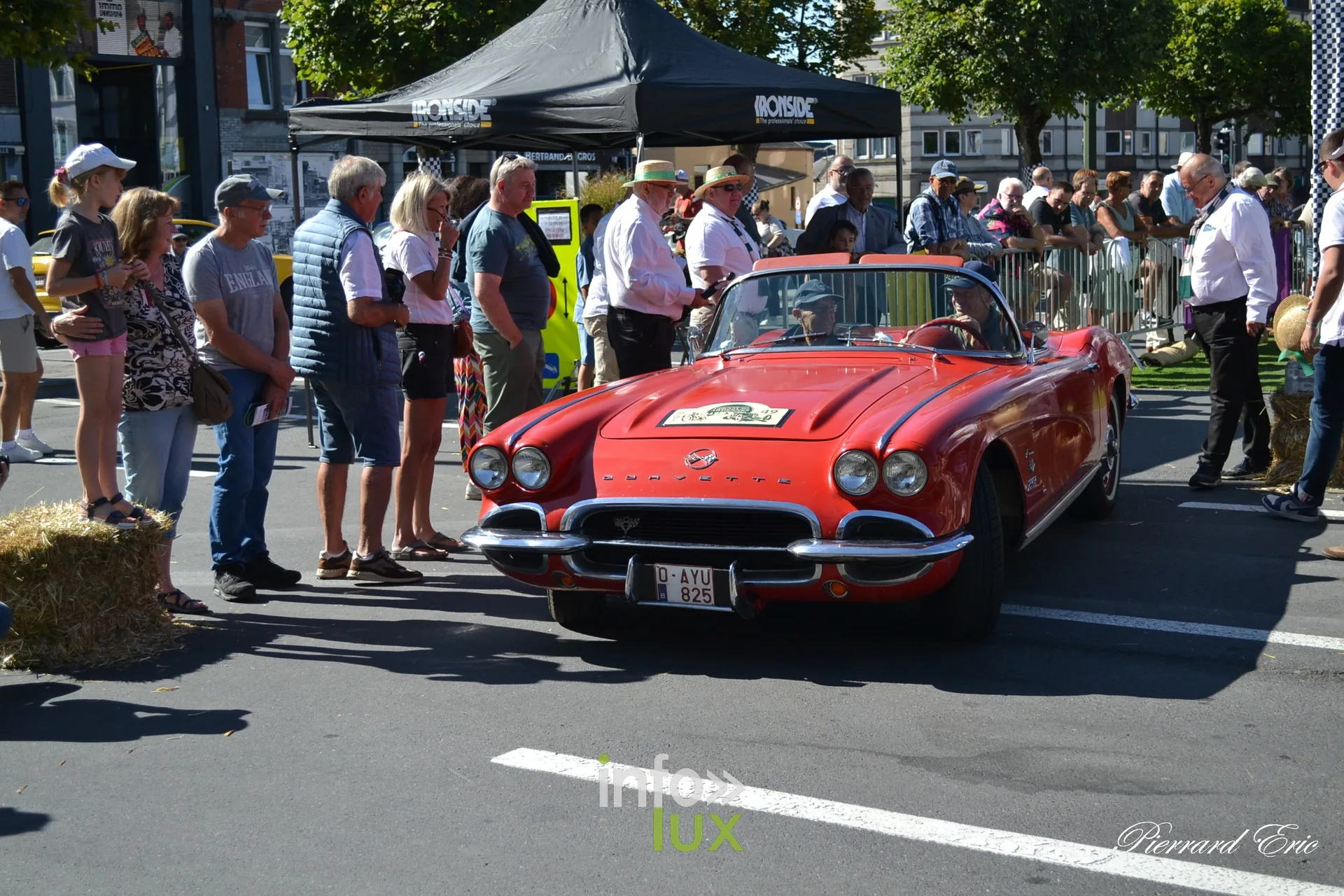 Voiture ancienne au depart du Circuit des Ardennes 2026, place McAuliffe a Bastogne (55)