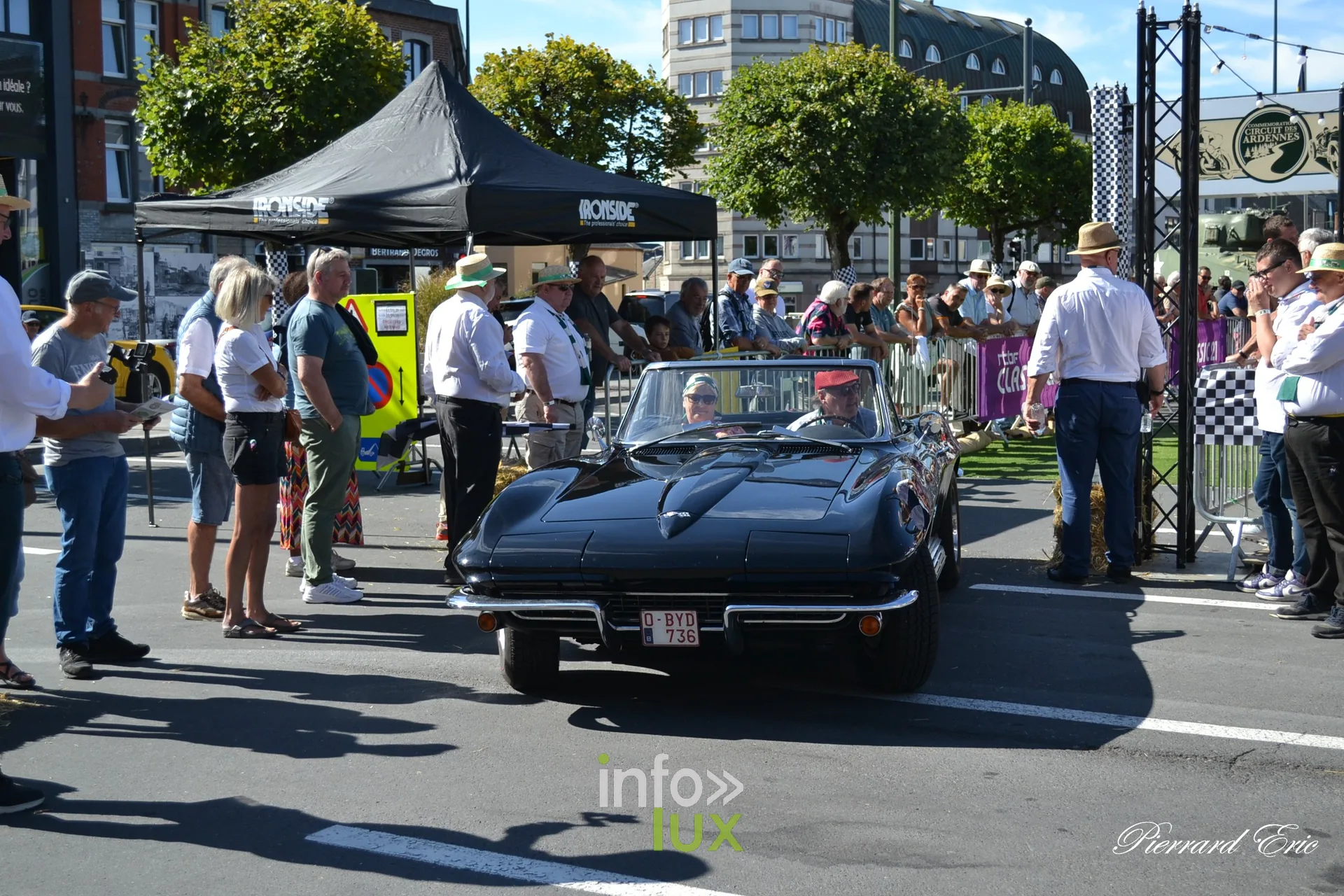 Voiture ancienne au depart du Circuit des Ardennes 2026, place McAuliffe a Bastogne (56)