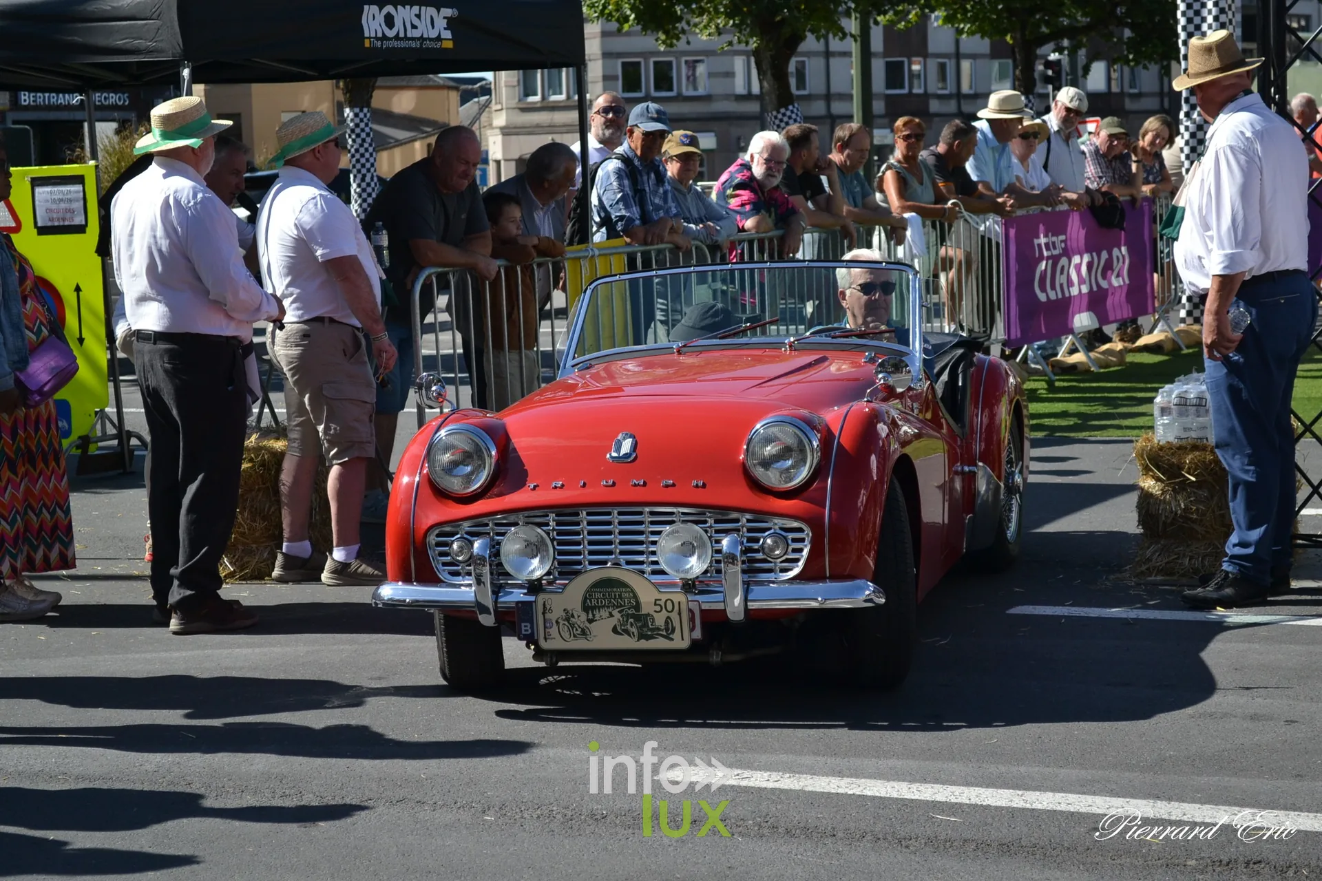 Voiture ancienne au depart du Circuit des Ardennes 2026, place McAuliffe a Bastogne (57)