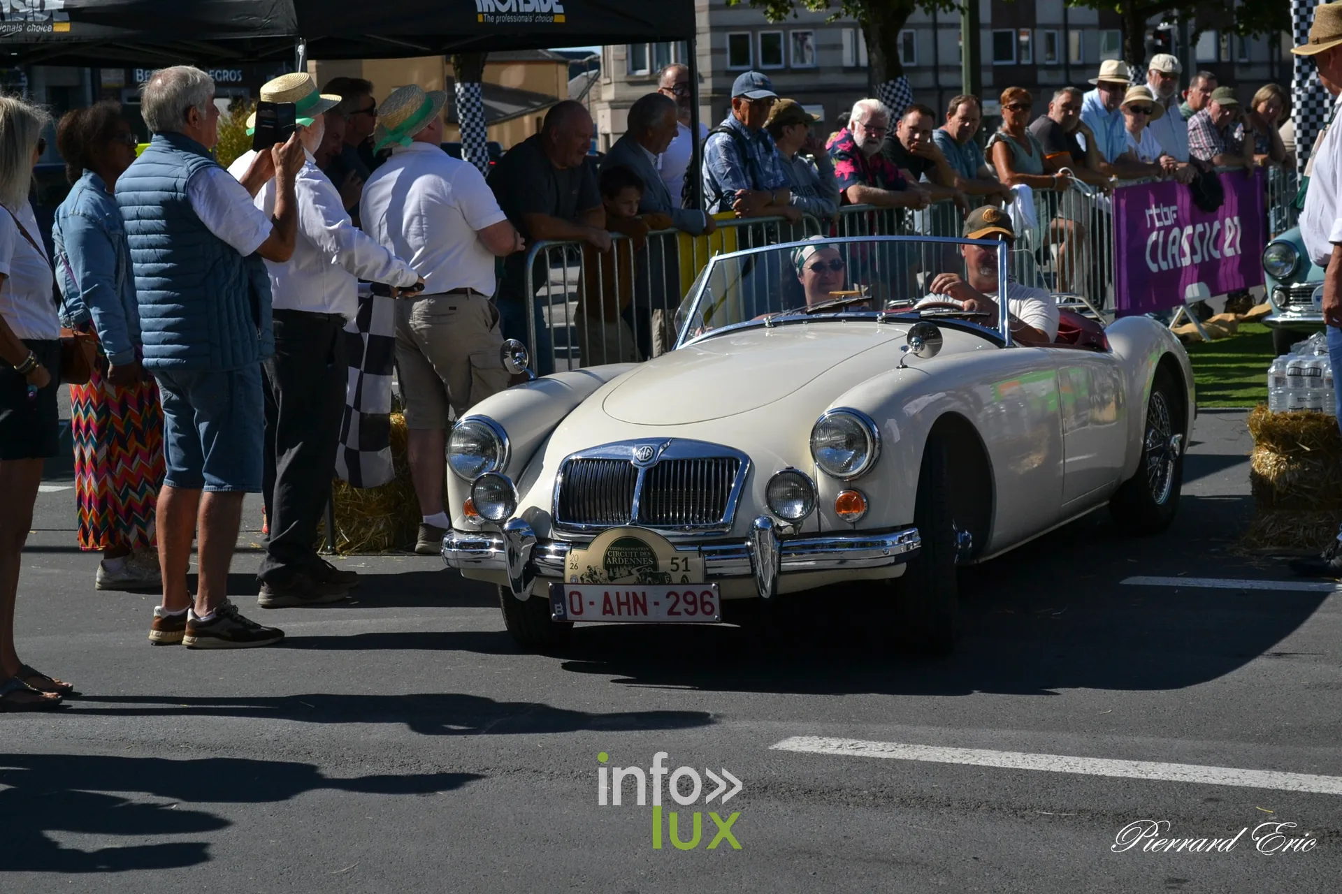 Voiture ancienne au depart du Circuit des Ardennes 2026, place McAuliffe a Bastogne (58)