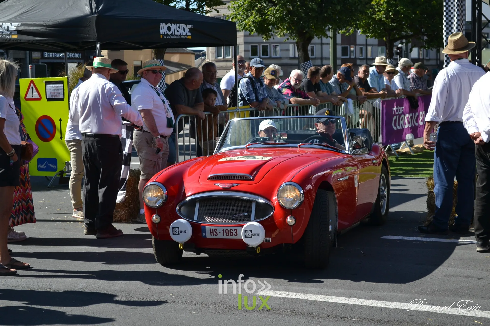 Voiture ancienne au depart du Circuit des Ardennes 2026, place McAuliffe a Bastogne (60)