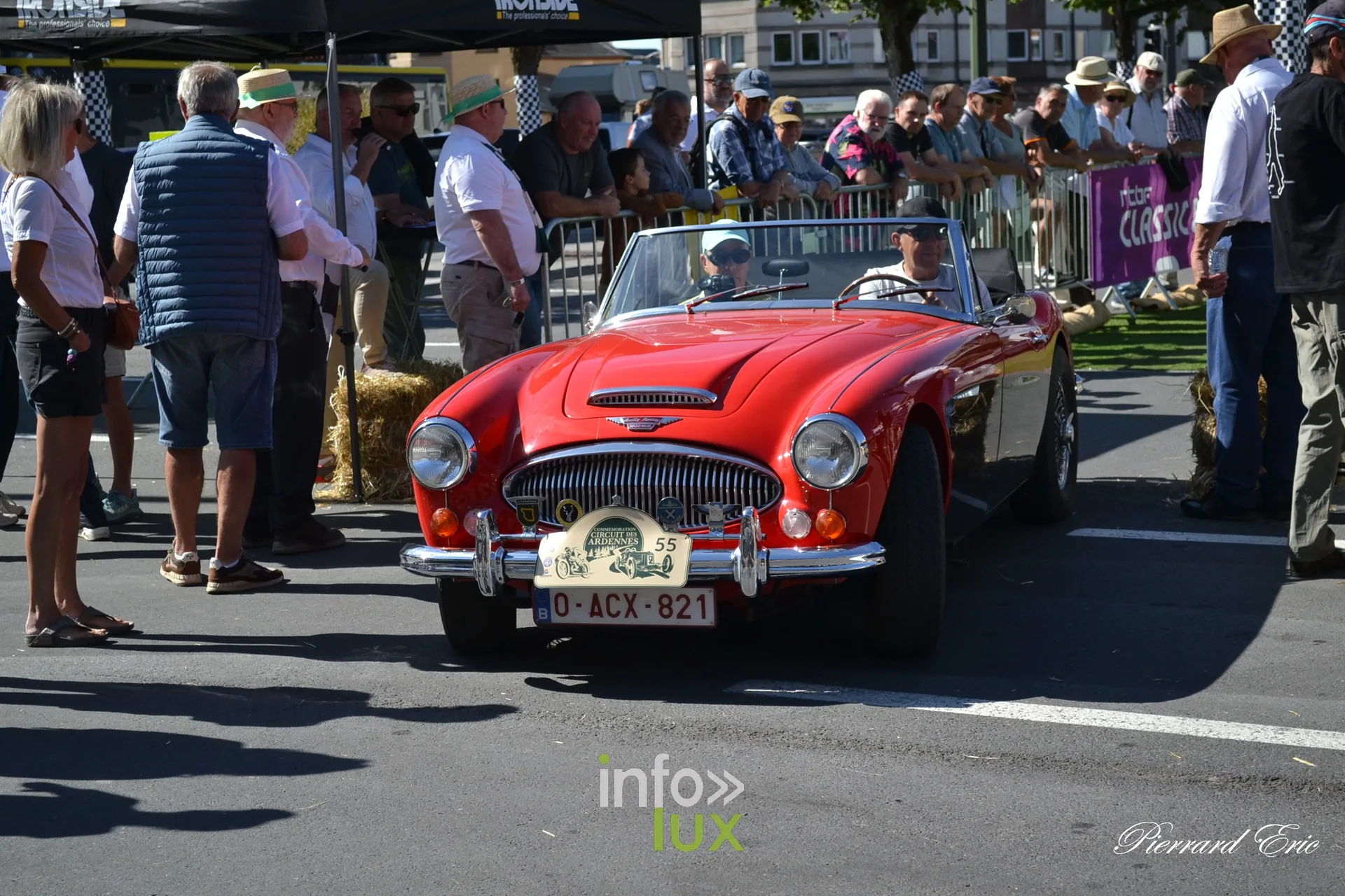 Voiture ancienne au depart du Circuit des Ardennes 2026, place McAuliffe a Bastogne (61)