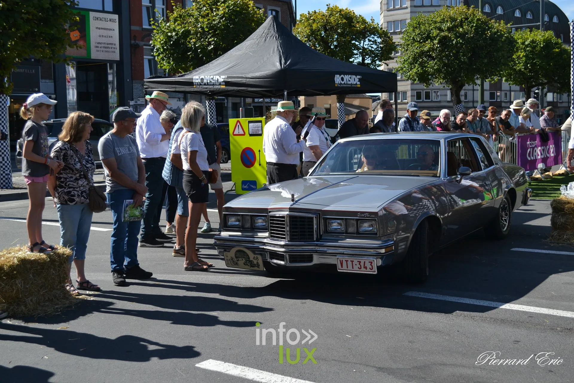 Voiture ancienne au depart du Circuit des Ardennes 2026, place McAuliffe a Bastogne (62)