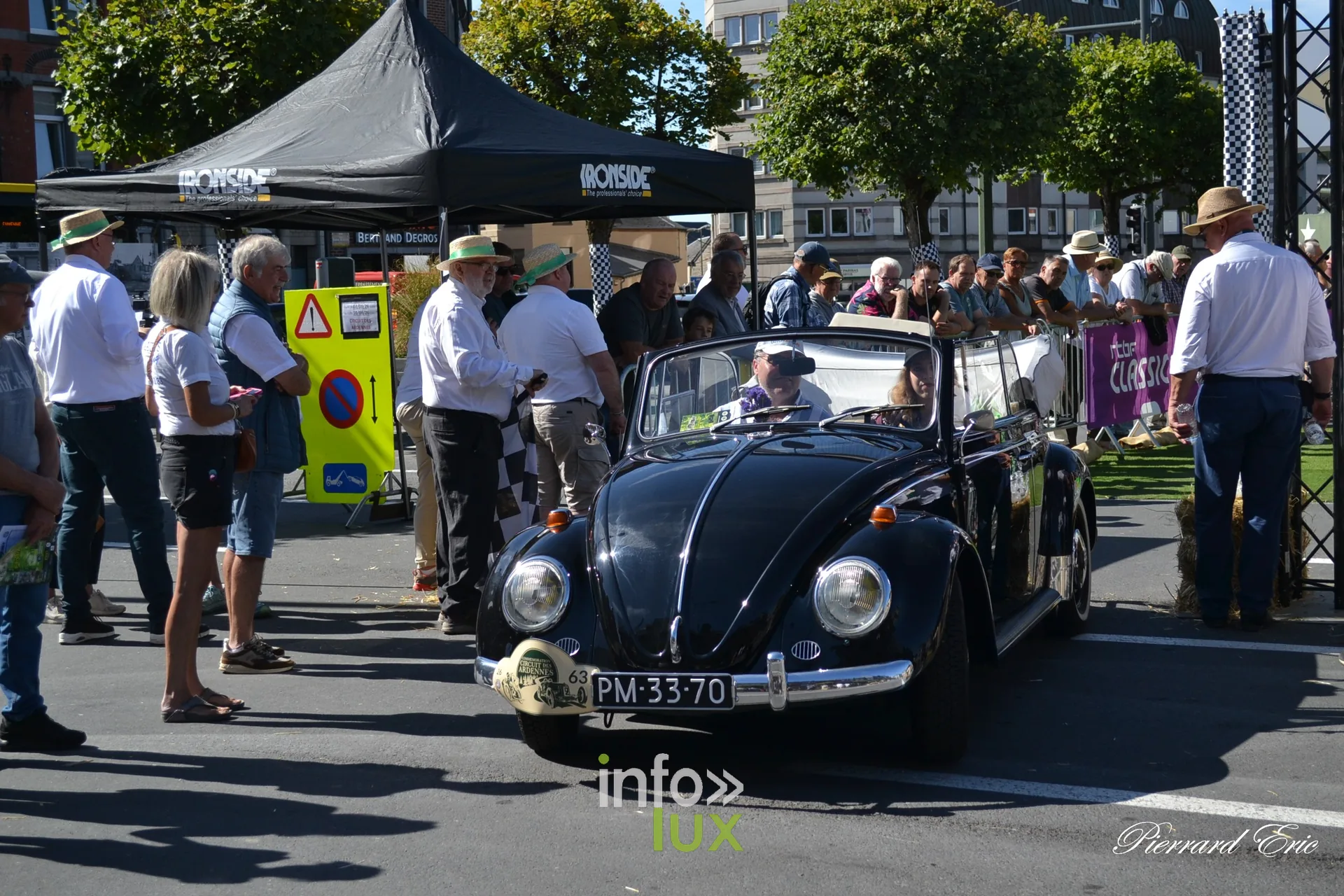 Voiture ancienne au depart du Circuit des Ardennes 2026, place McAuliffe a Bastogne (63)