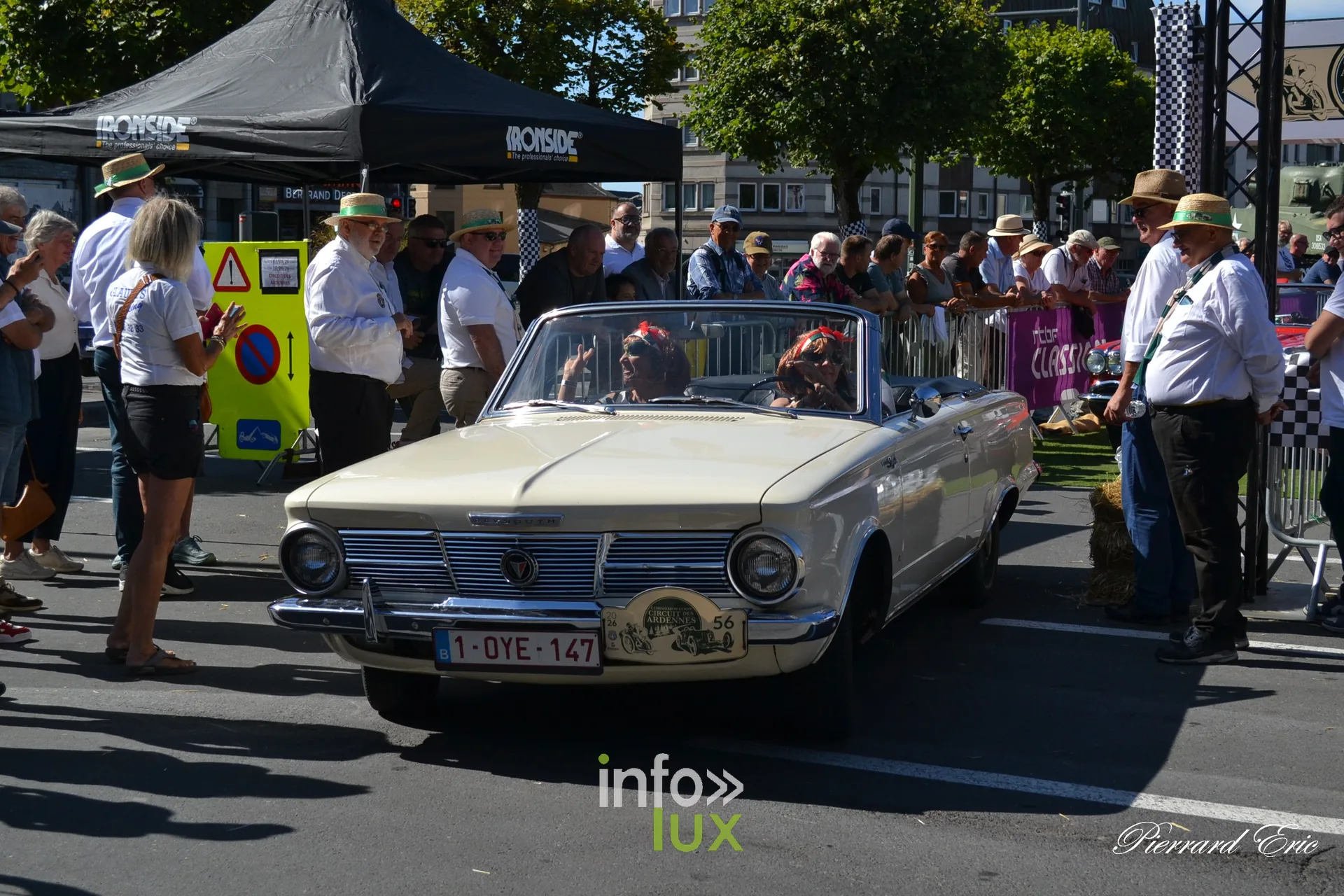 Voiture ancienne au depart du Circuit des Ardennes 2026, place McAuliffe a Bastogne (64)