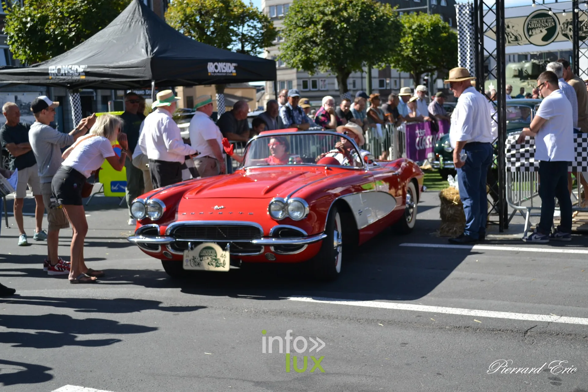 Voiture ancienne au depart du Circuit des Ardennes 2026, place McAuliffe a Bastogne (65)