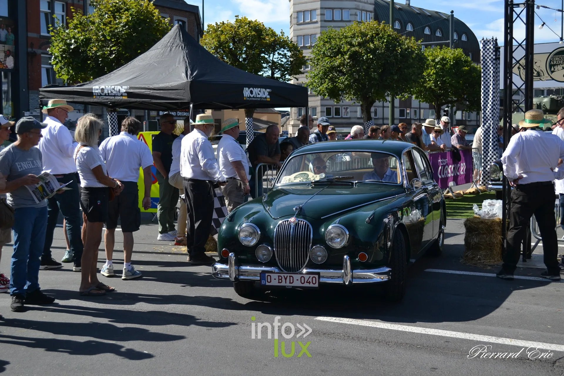 Voiture ancienne au depart du Circuit des Ardennes 2026, place McAuliffe a Bastogne (66)