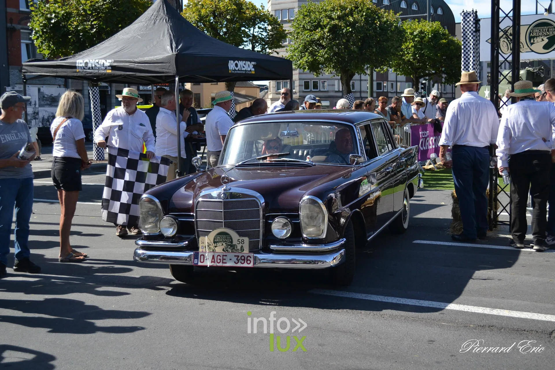 Voiture ancienne au depart du Circuit des Ardennes 2026, place McAuliffe a Bastogne (67)