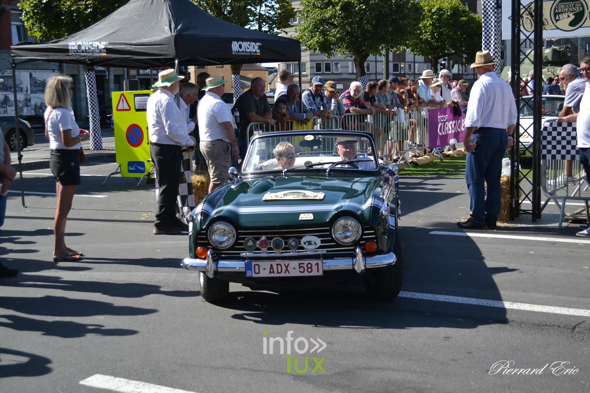 Voiture ancienne au depart du Circuit des Ardennes 2026, place McAuliffe a Bastogne (68)