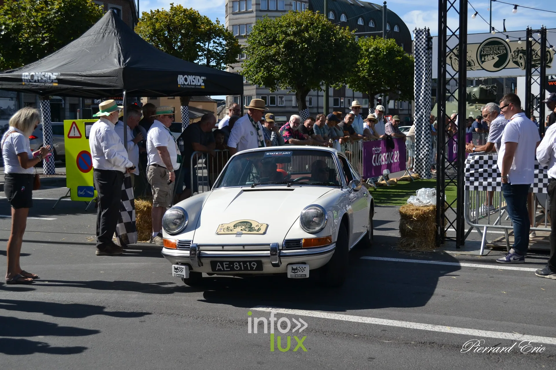 Voiture ancienne au depart du Circuit des Ardennes 2026, place McAuliffe a Bastogne (69)