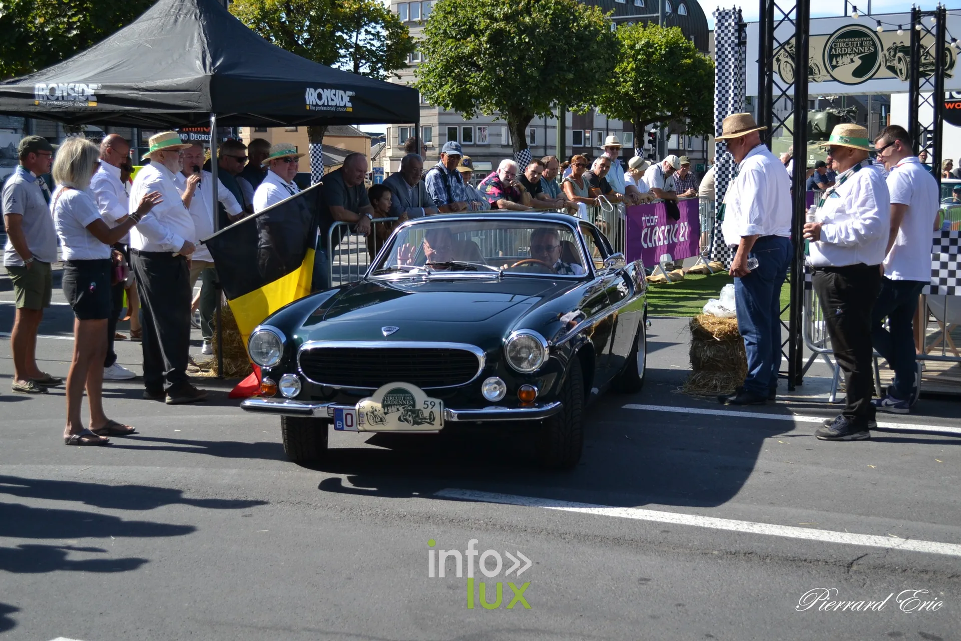 Voiture ancienne au depart du Circuit des Ardennes 2026, place McAuliffe a Bastogne (70)