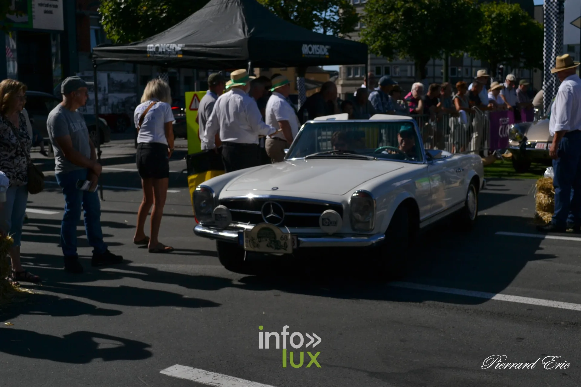 Voiture ancienne au depart du Circuit des Ardennes 2026, place McAuliffe a Bastogne (71)